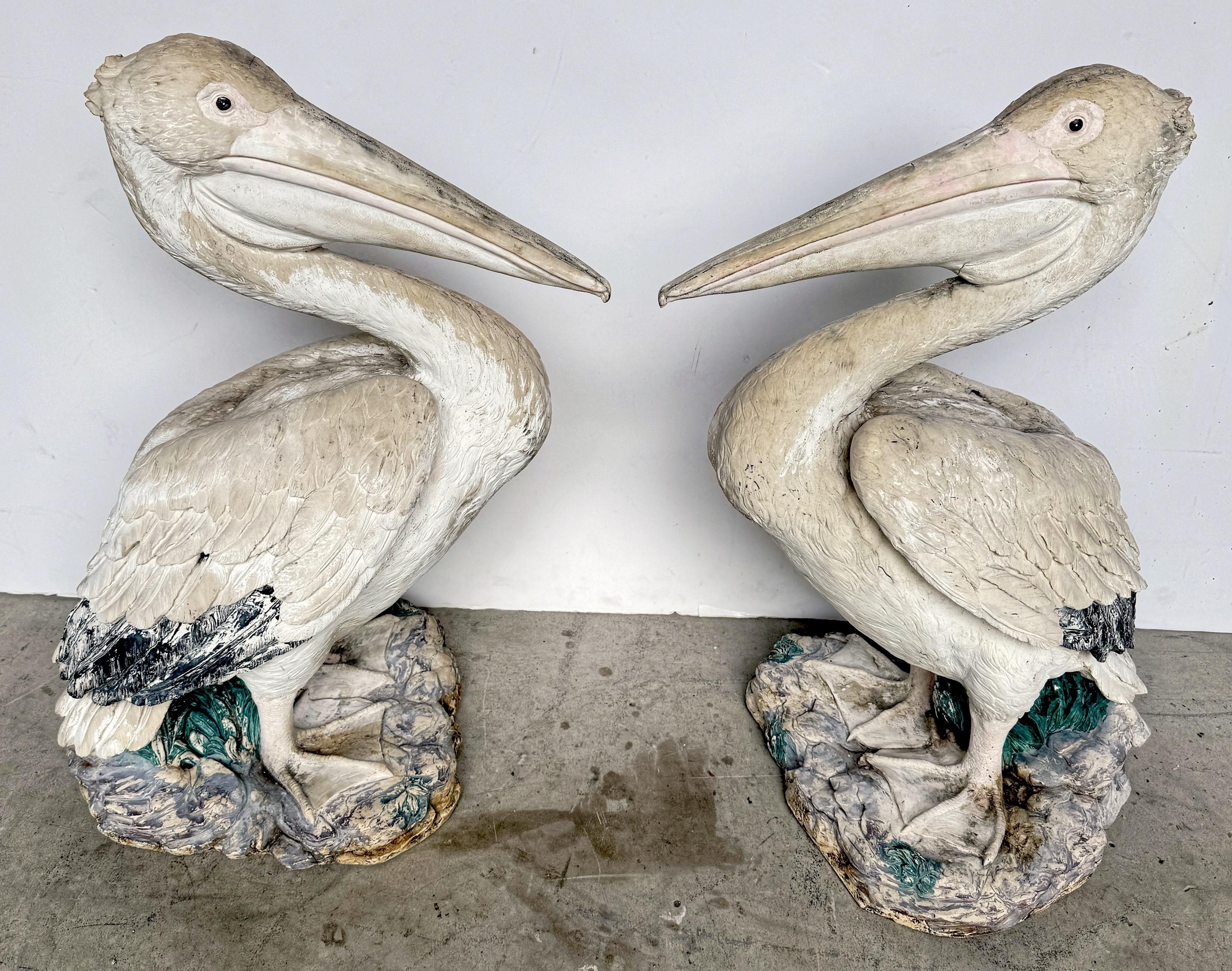Paire de figurines de jardin grandeur nature en résine polychrome représentant des pélicans, fin du 20e siècle en vente 2