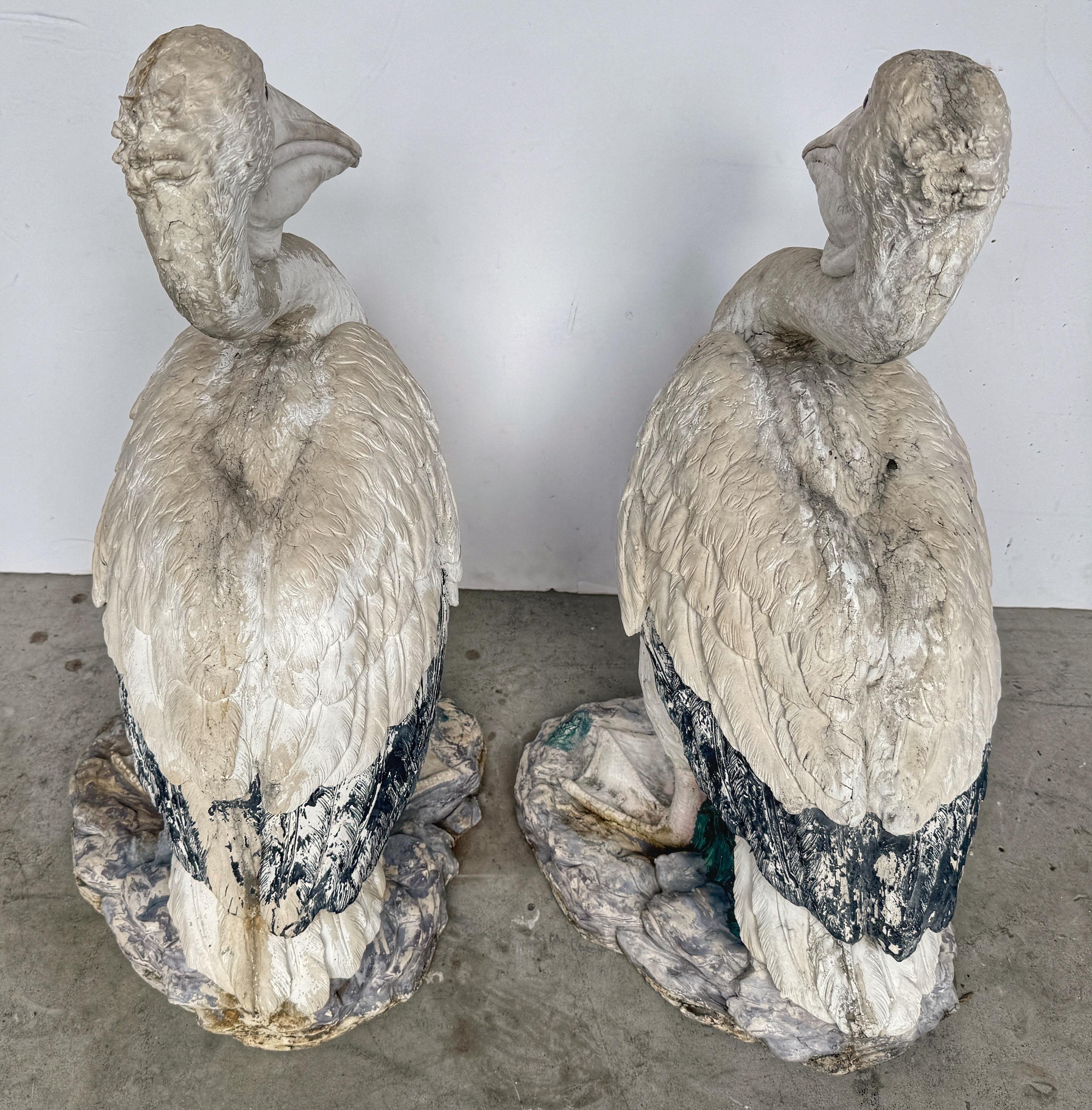 Paire de figurines de jardin grandeur nature en résine polychrome représentant des pélicans, fin du 20e siècle en vente 3
