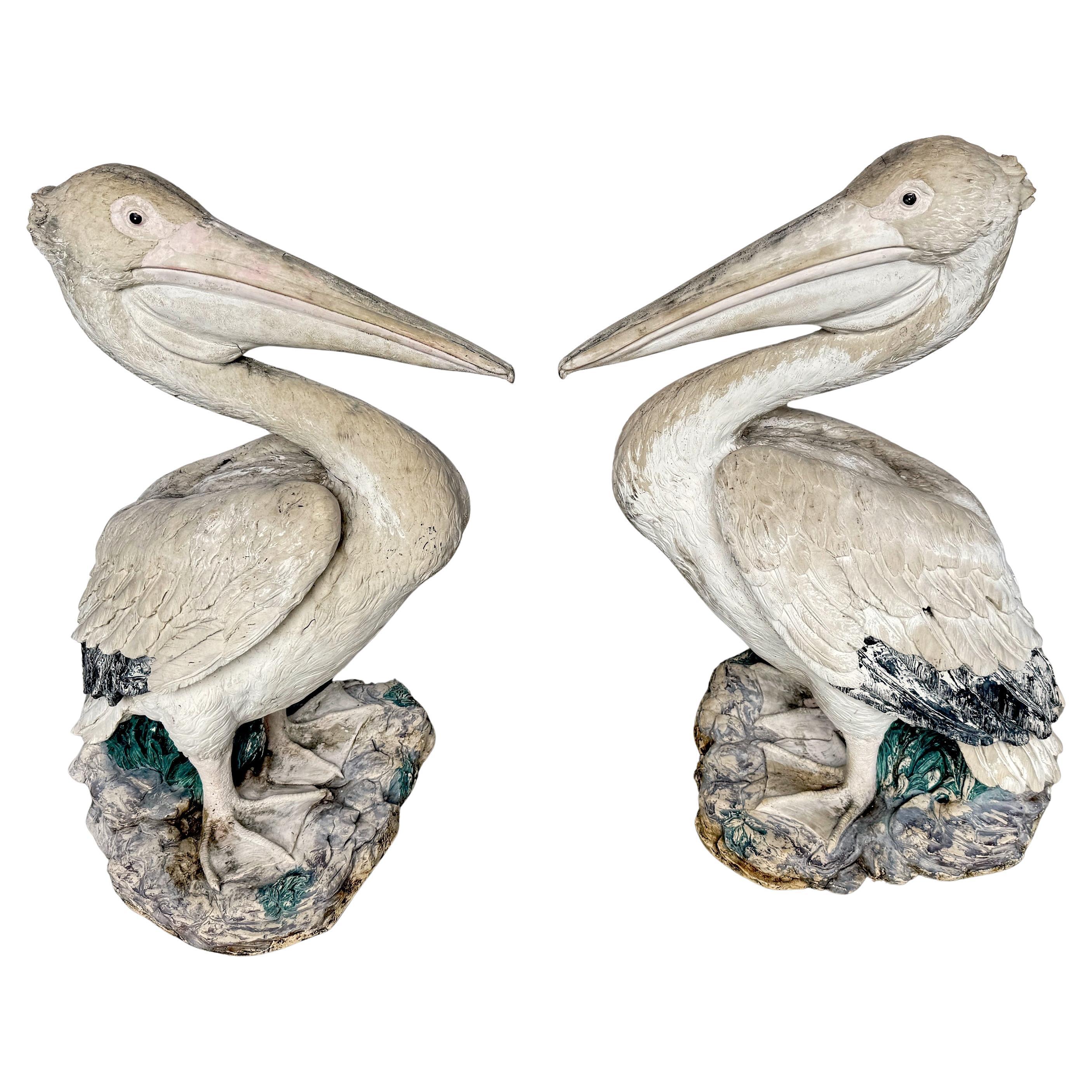 Paire de figurines de jardin grandeur nature en résine polychrome représentant des pélicans, fin du 20e siècle en vente