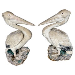 Pareja de figuras de pelícanos de resina policromada de tamaño natural para jardín, finales del siglo XX