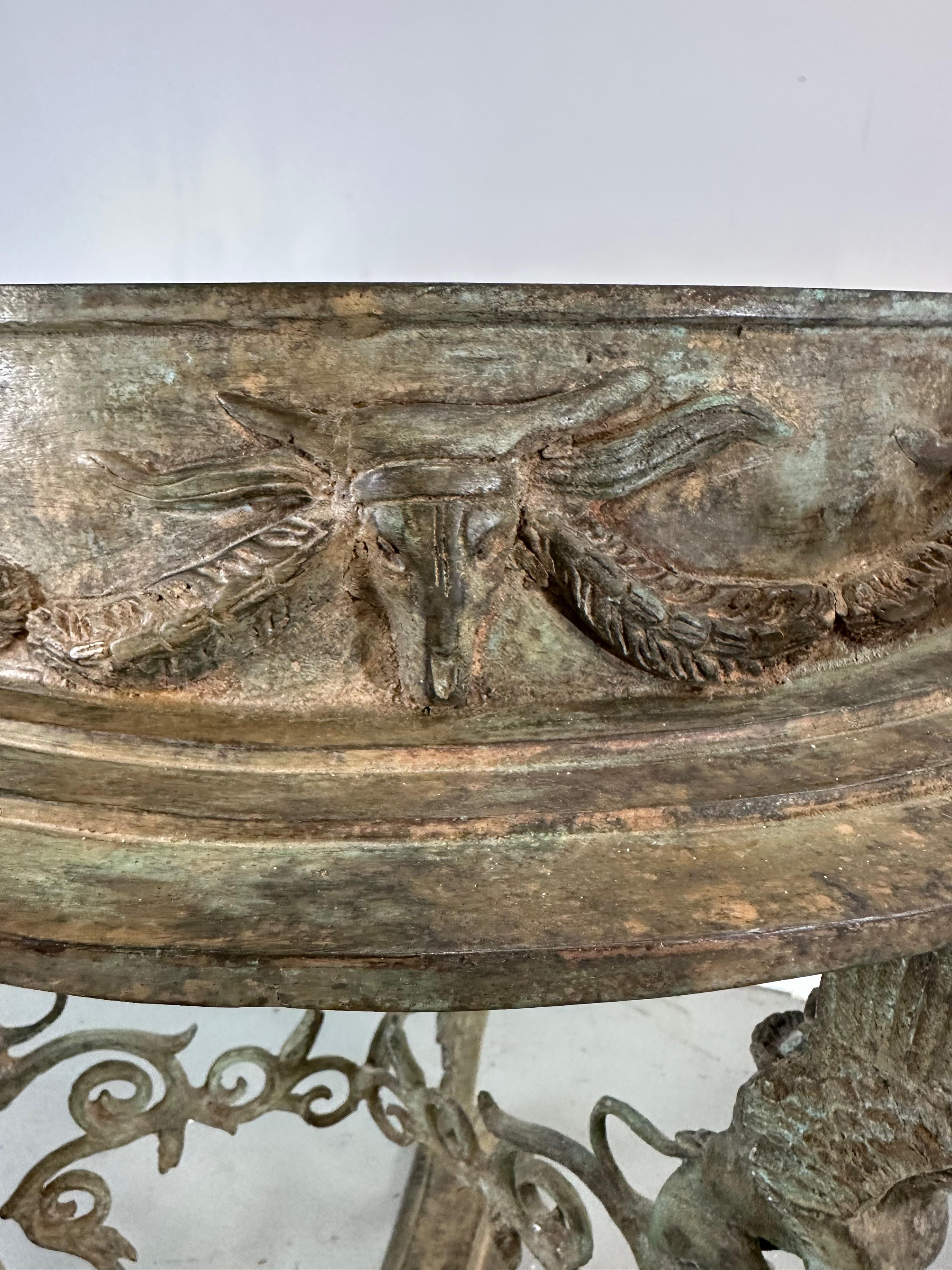 Pareja de mesas gueridón pompeyanas de bronce, patas trípodes con pies de garra en venta 3