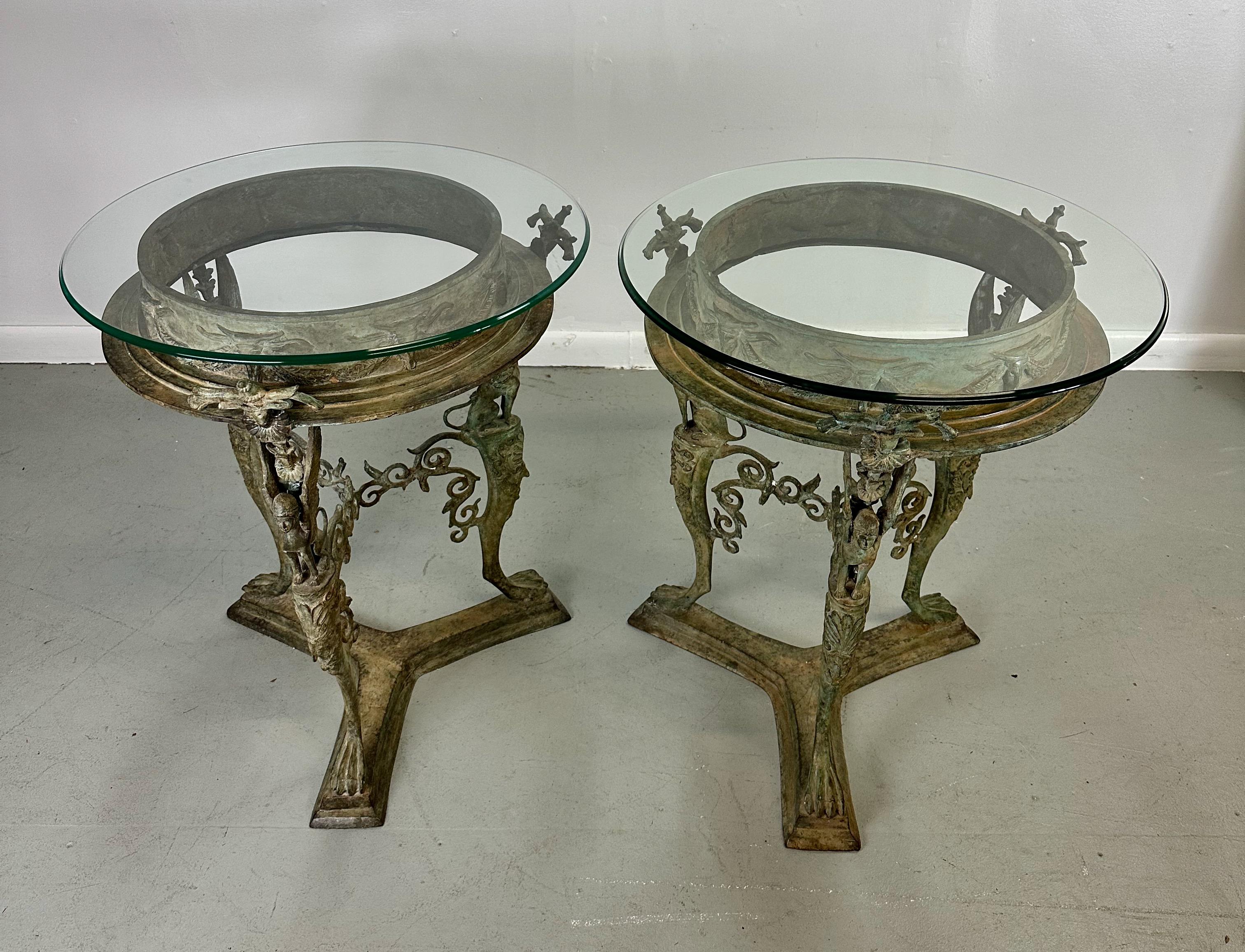 Pareja de mesas gueridón pompeyanas de bronce, patas trípodes con pies de garra Grand Tour en venta
