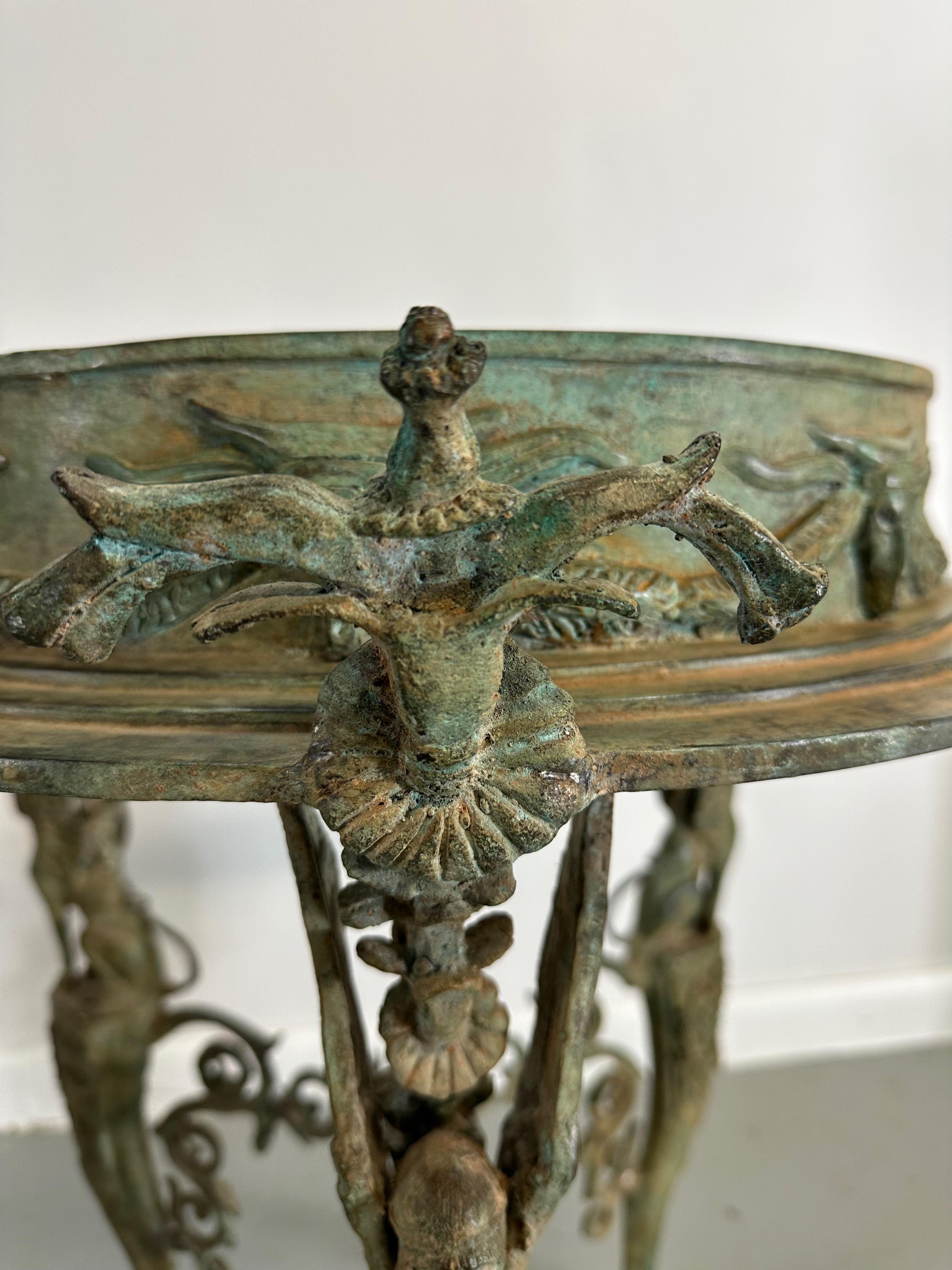 Pareja de mesas gueridón pompeyanas de bronce, patas trípodes con pies de garra Europeo en venta
