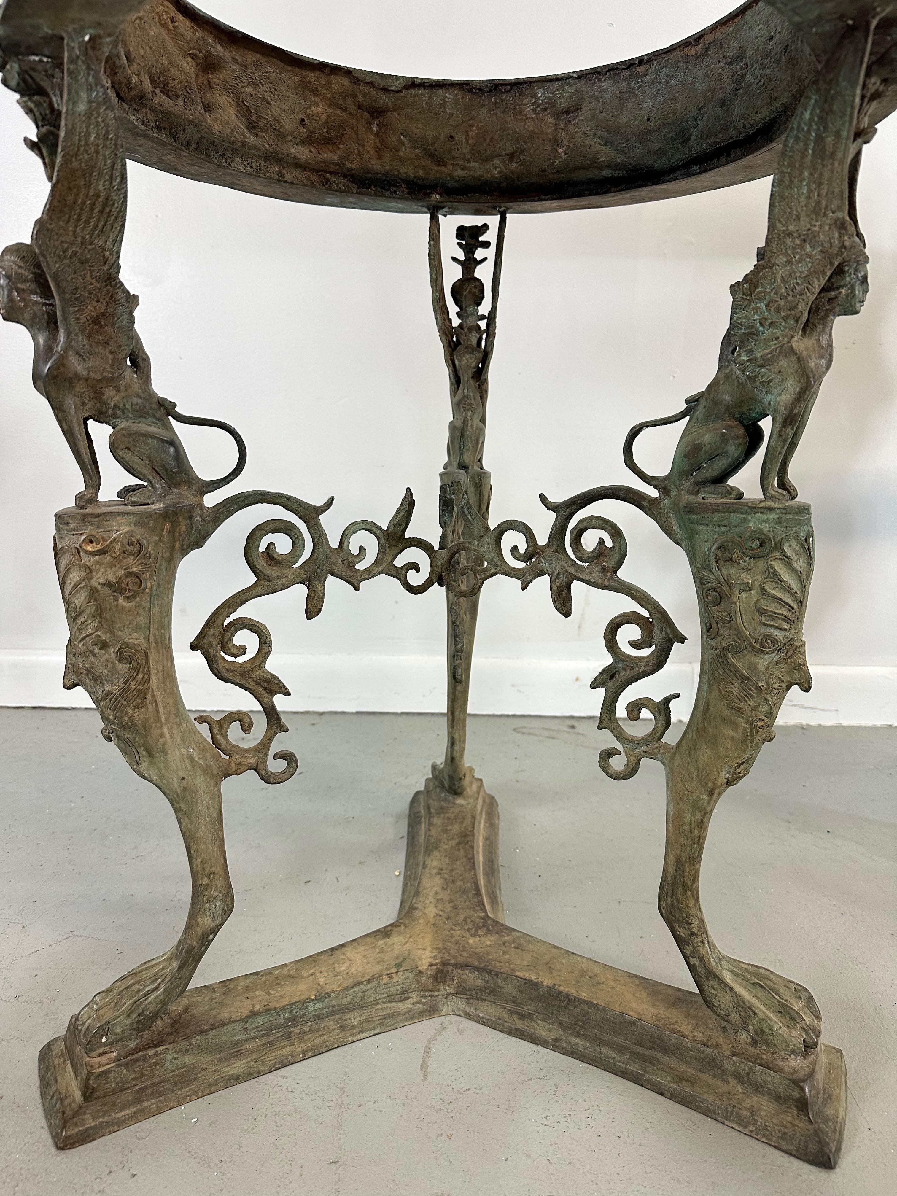 Pareja de mesas gueridón pompeyanas de bronce, patas trípodes con pies de garra en Bueno estado para la venta en Philadelphia, PA