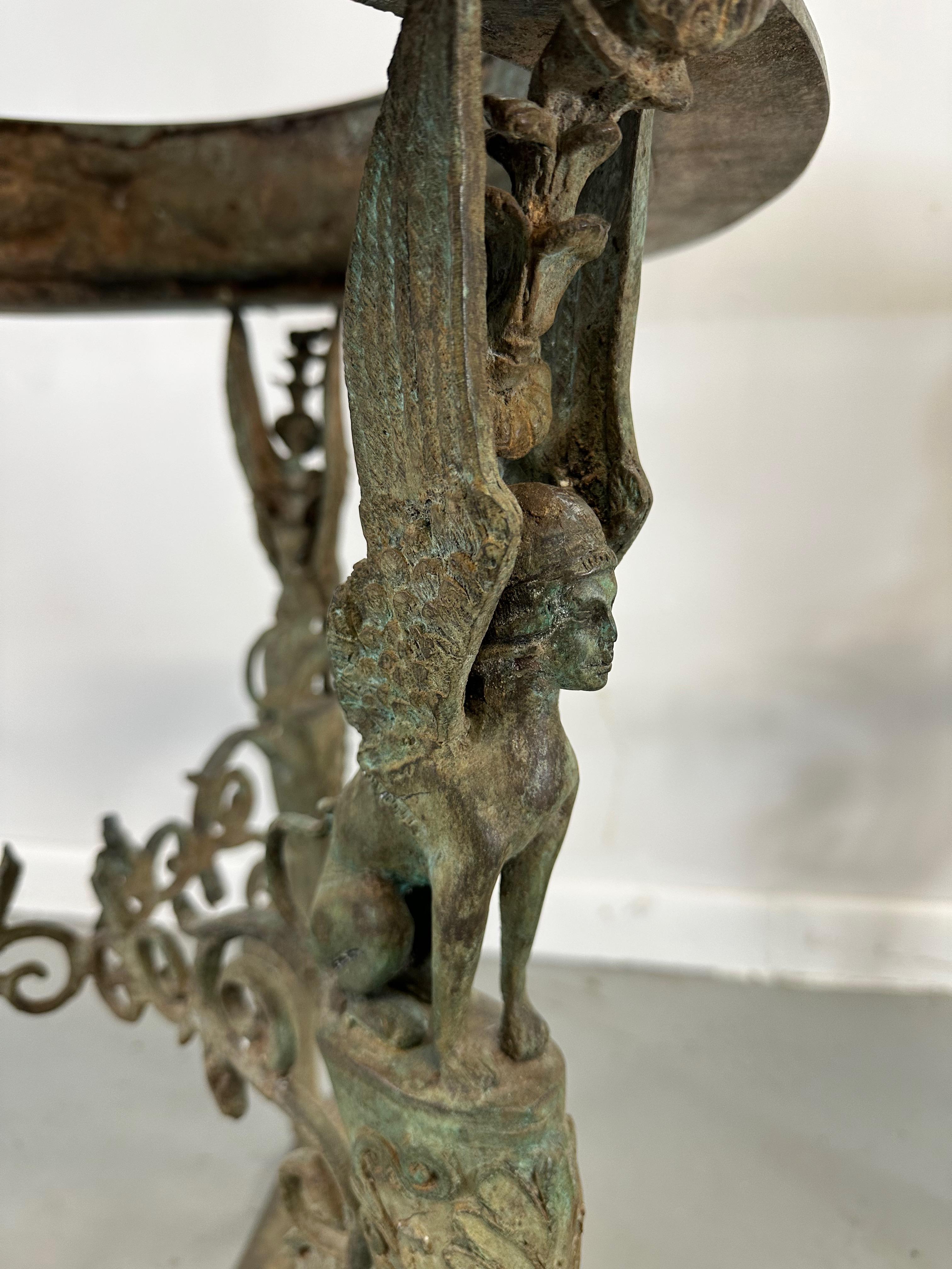 Pareja de mesas gueridón pompeyanas de bronce, patas trípodes con pies de garra siglo XX en venta