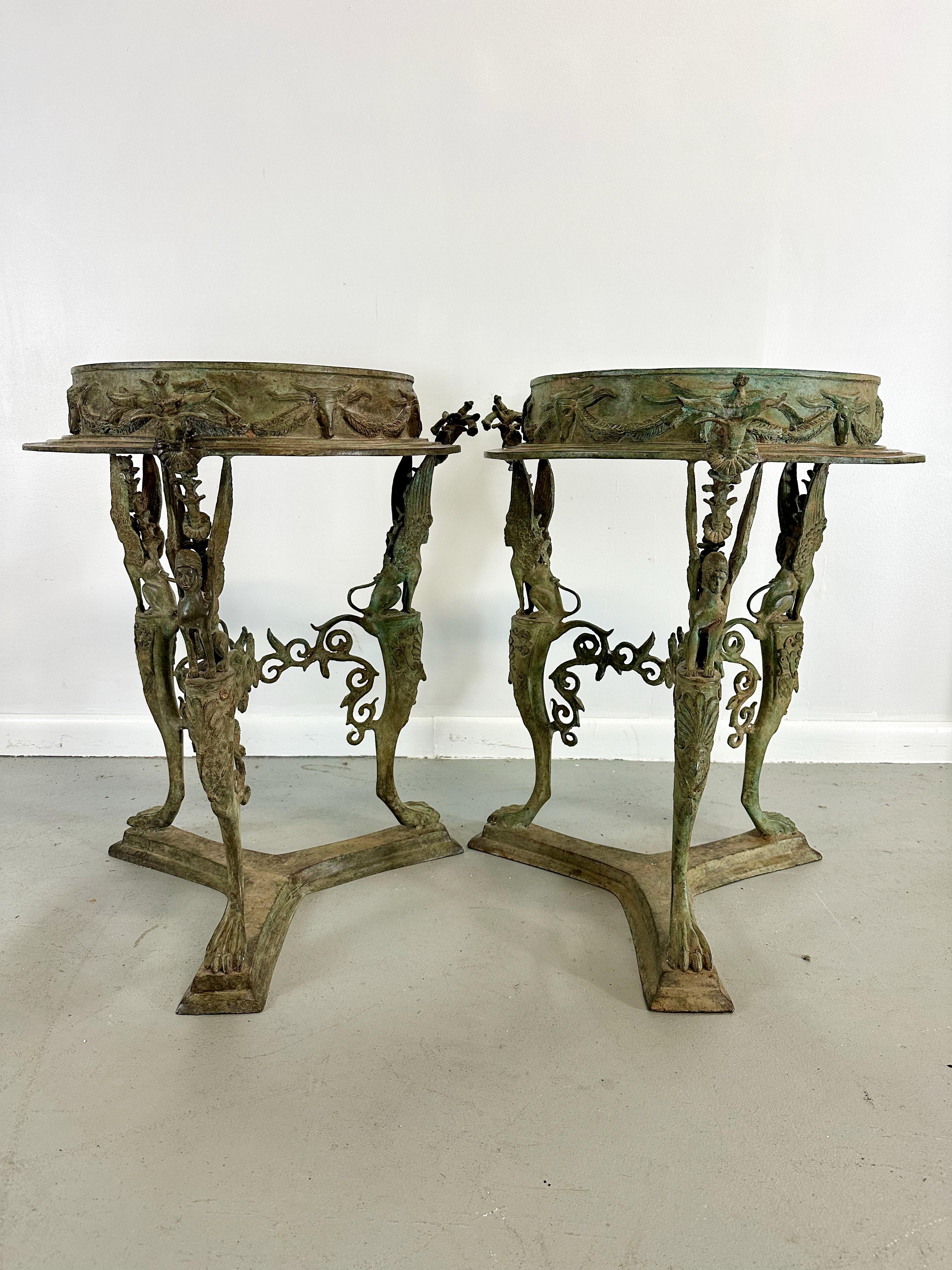 Pareja de mesas gueridón pompeyanas de bronce, patas trípodes con pies de garra Bronce en venta