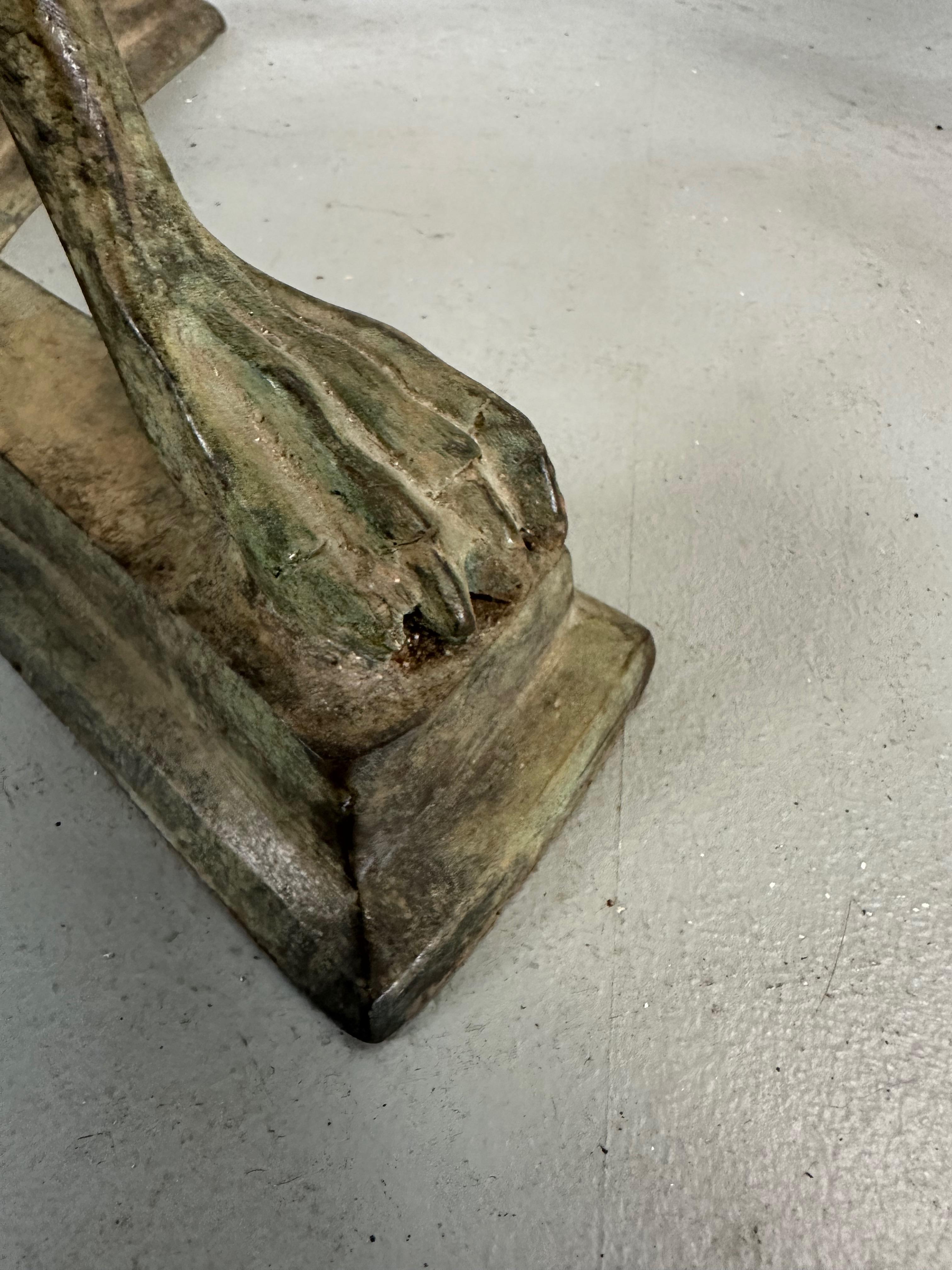 Pareja de mesas gueridón pompeyanas de bronce, patas trípodes con pies de garra en venta 1