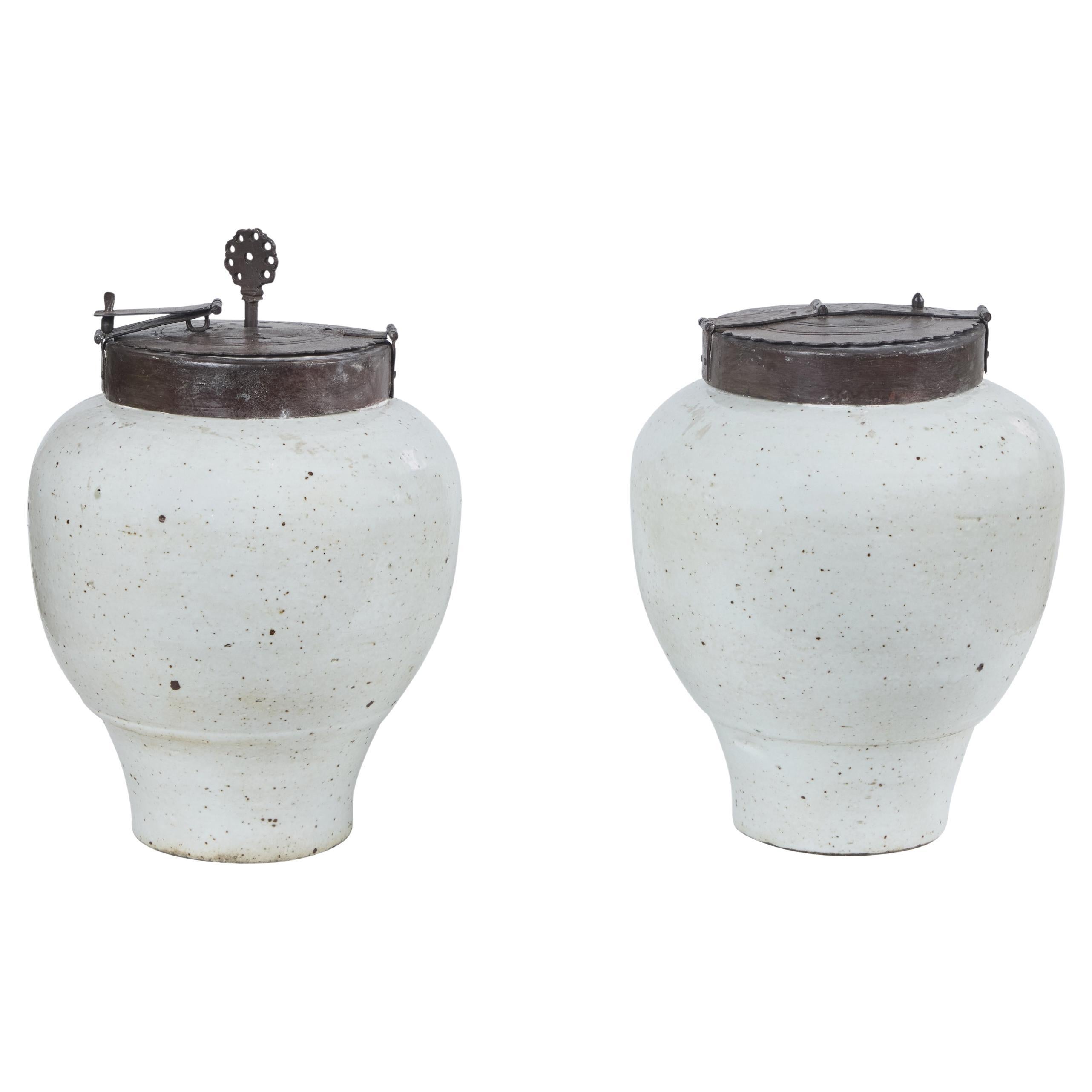 Pareja de jarras de té con tapa de porcelana