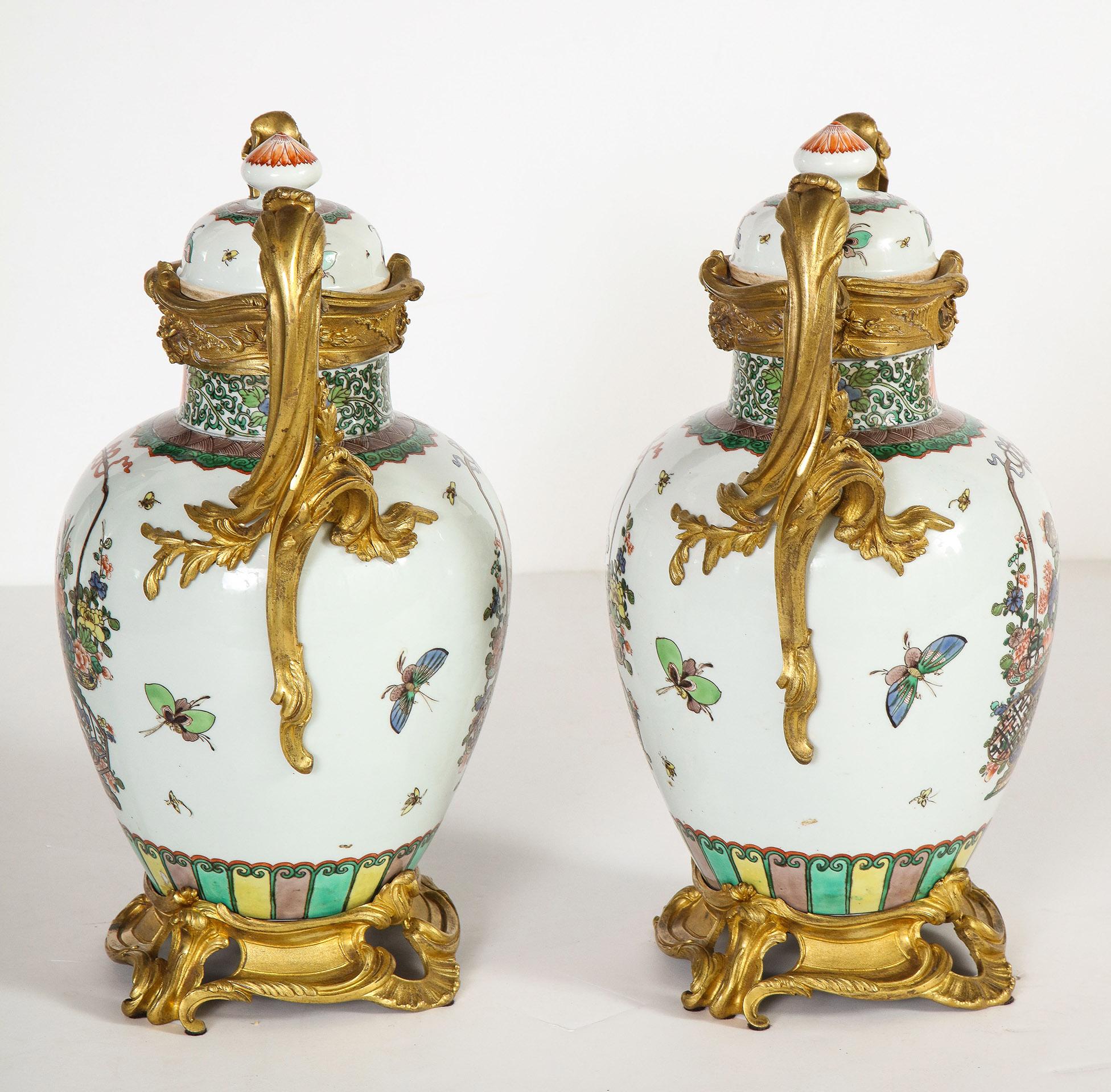 Pair of Porcelain Urns In Good Condition In New York, NY