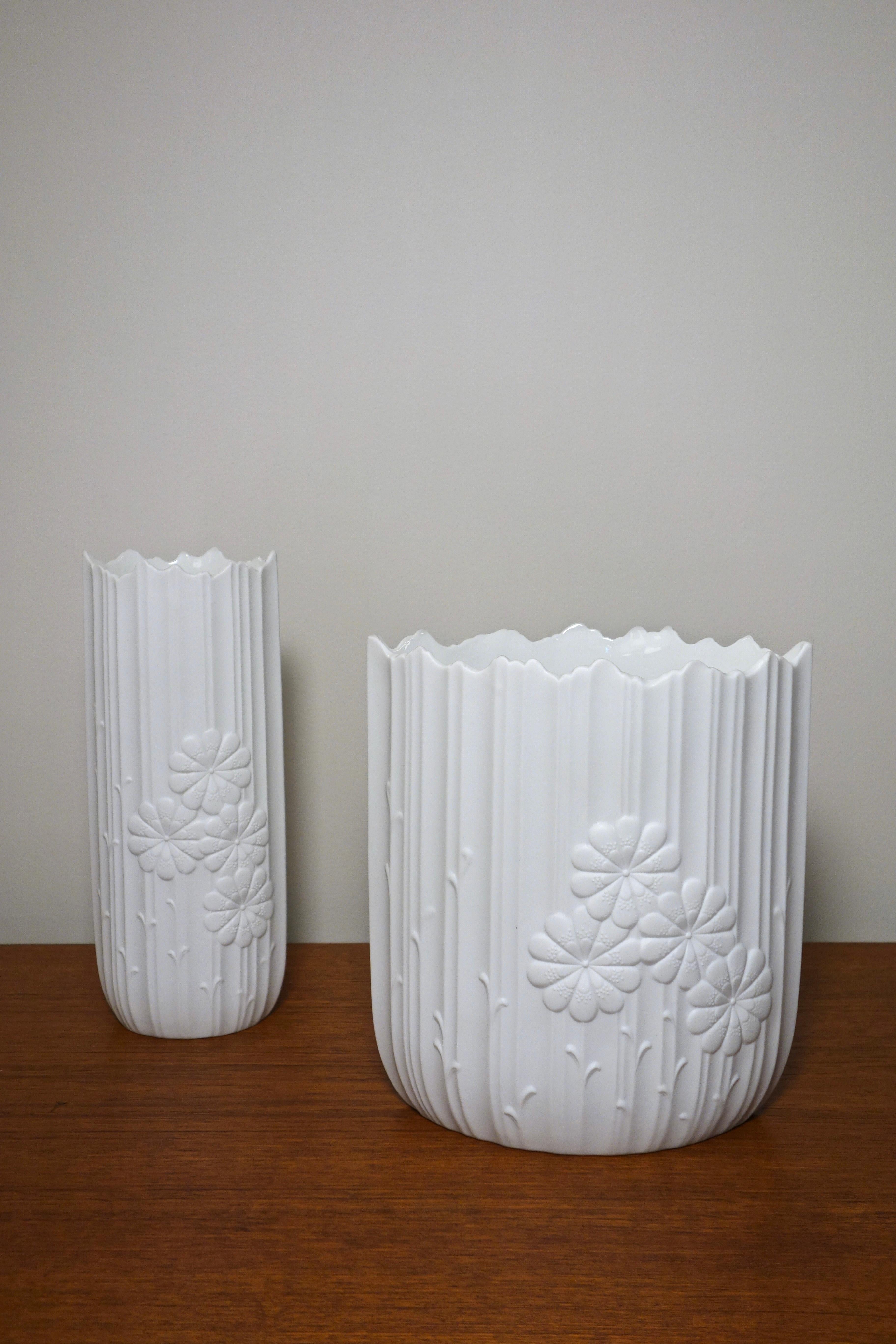 Pareja de jarrones de porcelana Manfred Frey pour Kaiser, Alemania Años 60 Moderno de mediados de siglo en venta