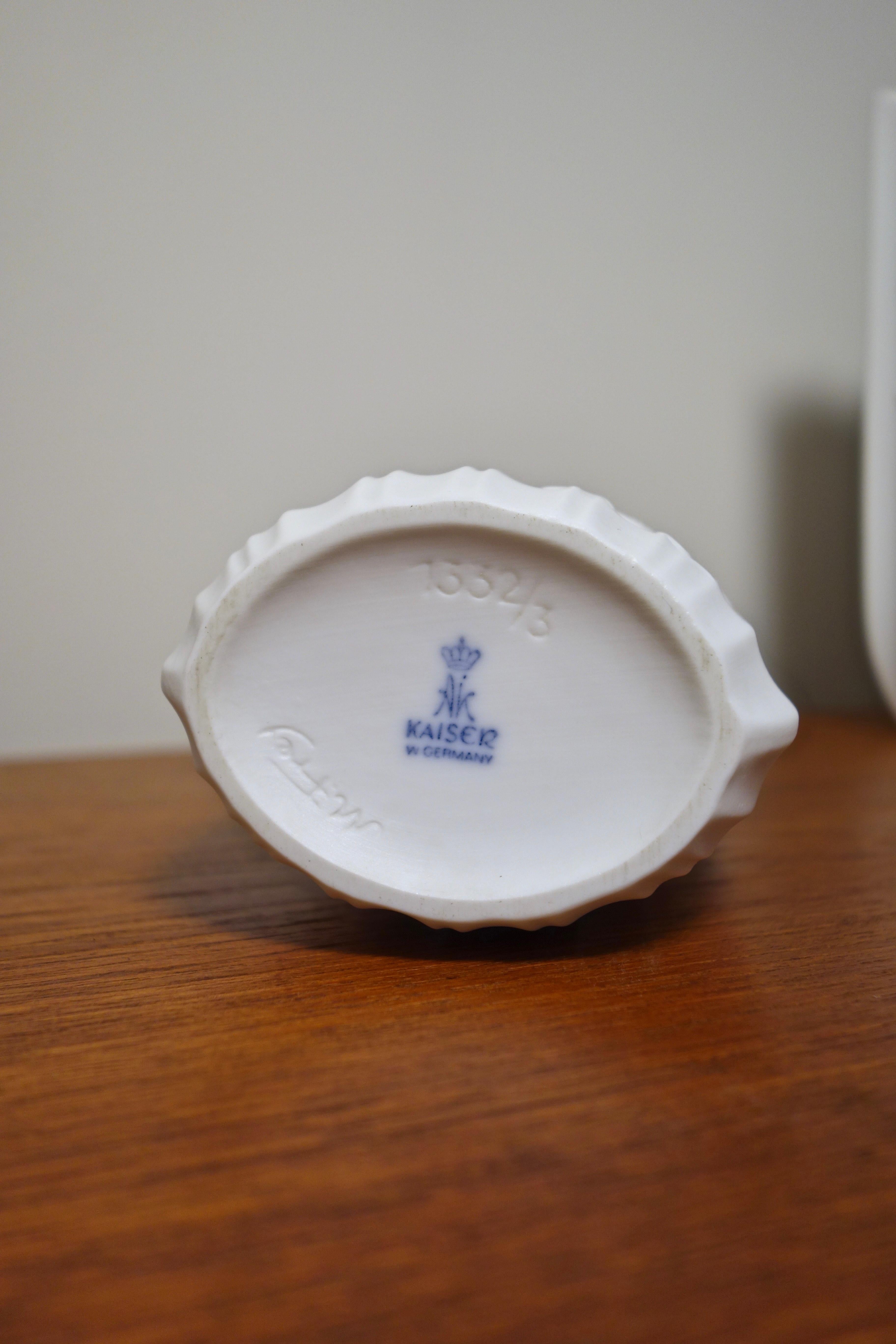 Pareja de jarrones de porcelana Manfred Frey pour Kaiser, Alemania Años 60 mediados del siglo XX en venta