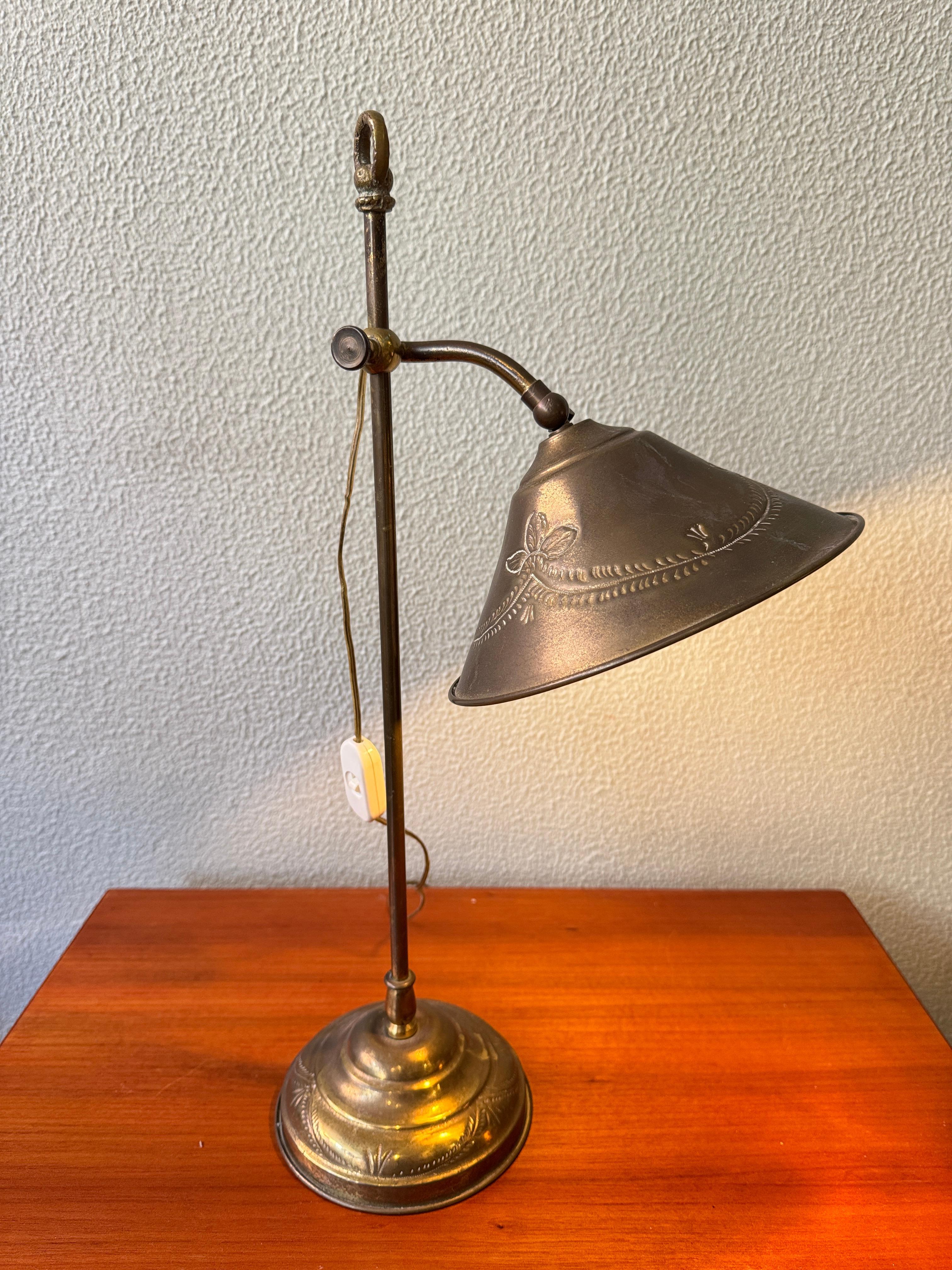 Pareja de lámparas de mesa de latón Art Nouveau portuguesas Pantallas grabadas Motivos florales c1900 en venta 5