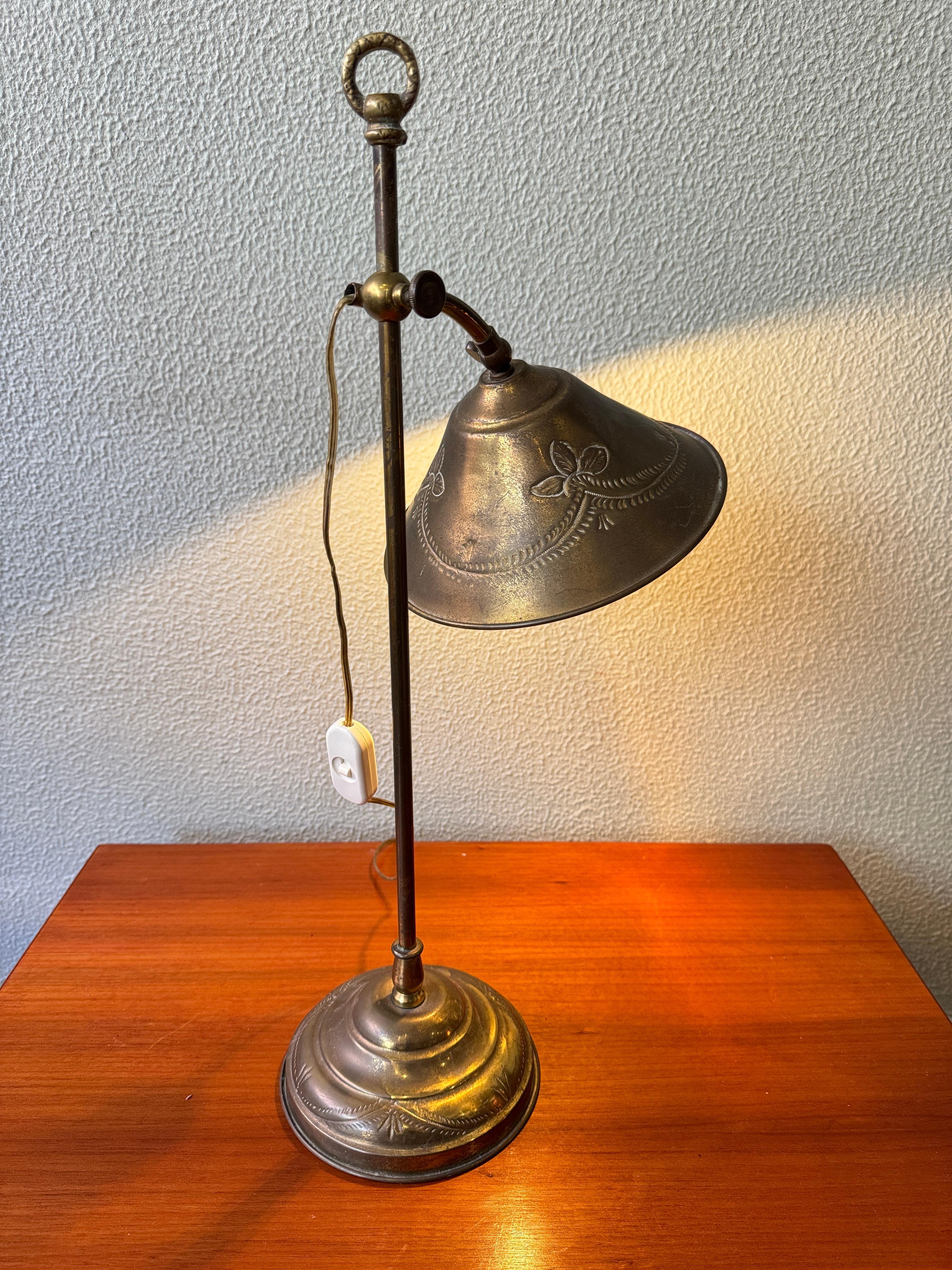 Pareja de lámparas de mesa de latón Art Nouveau portuguesas Pantallas grabadas Motivos florales c1900 en venta 6