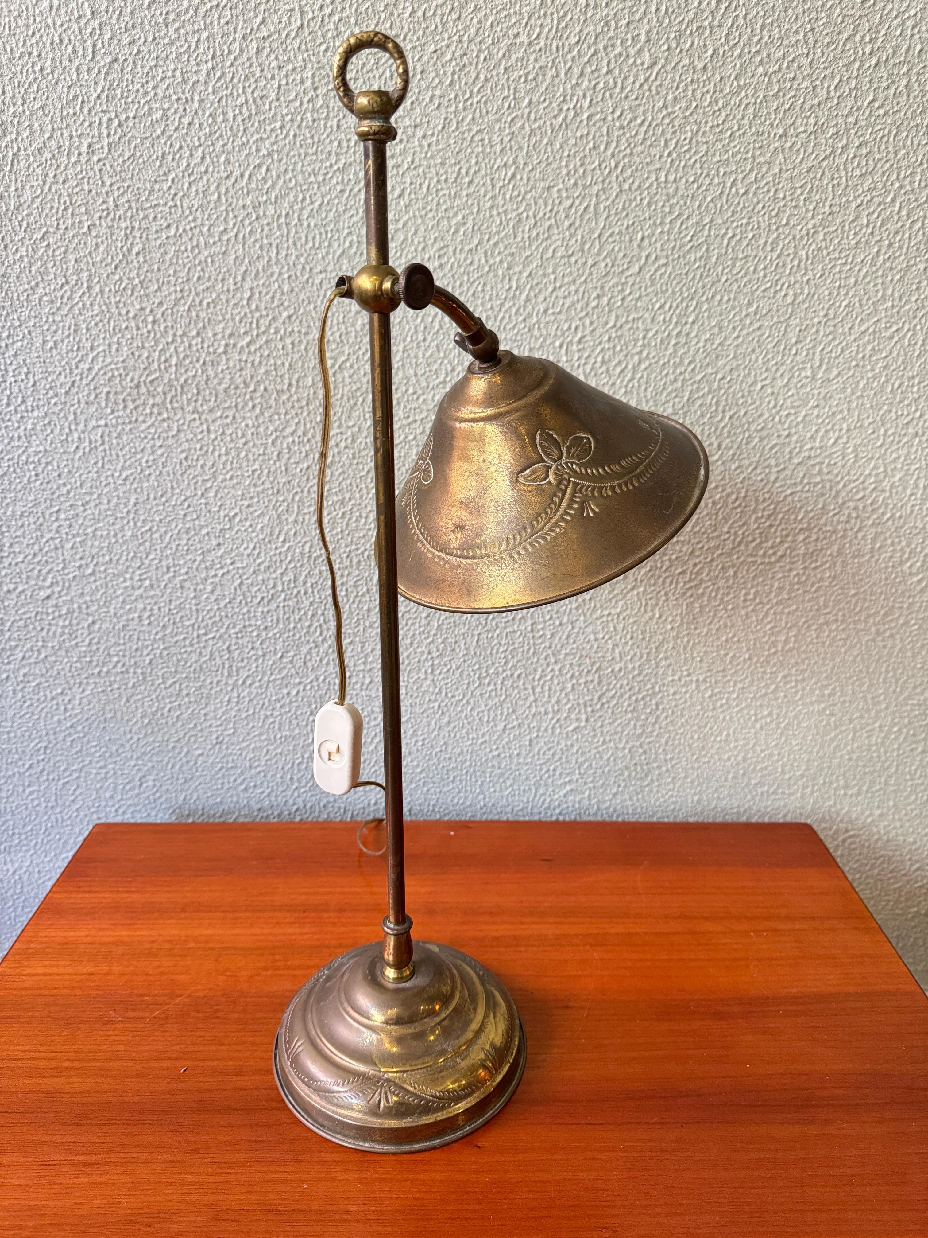 Pareja de lámparas de mesa de latón Art Nouveau portuguesas Pantallas grabadas Motivos florales c1900 en venta 7