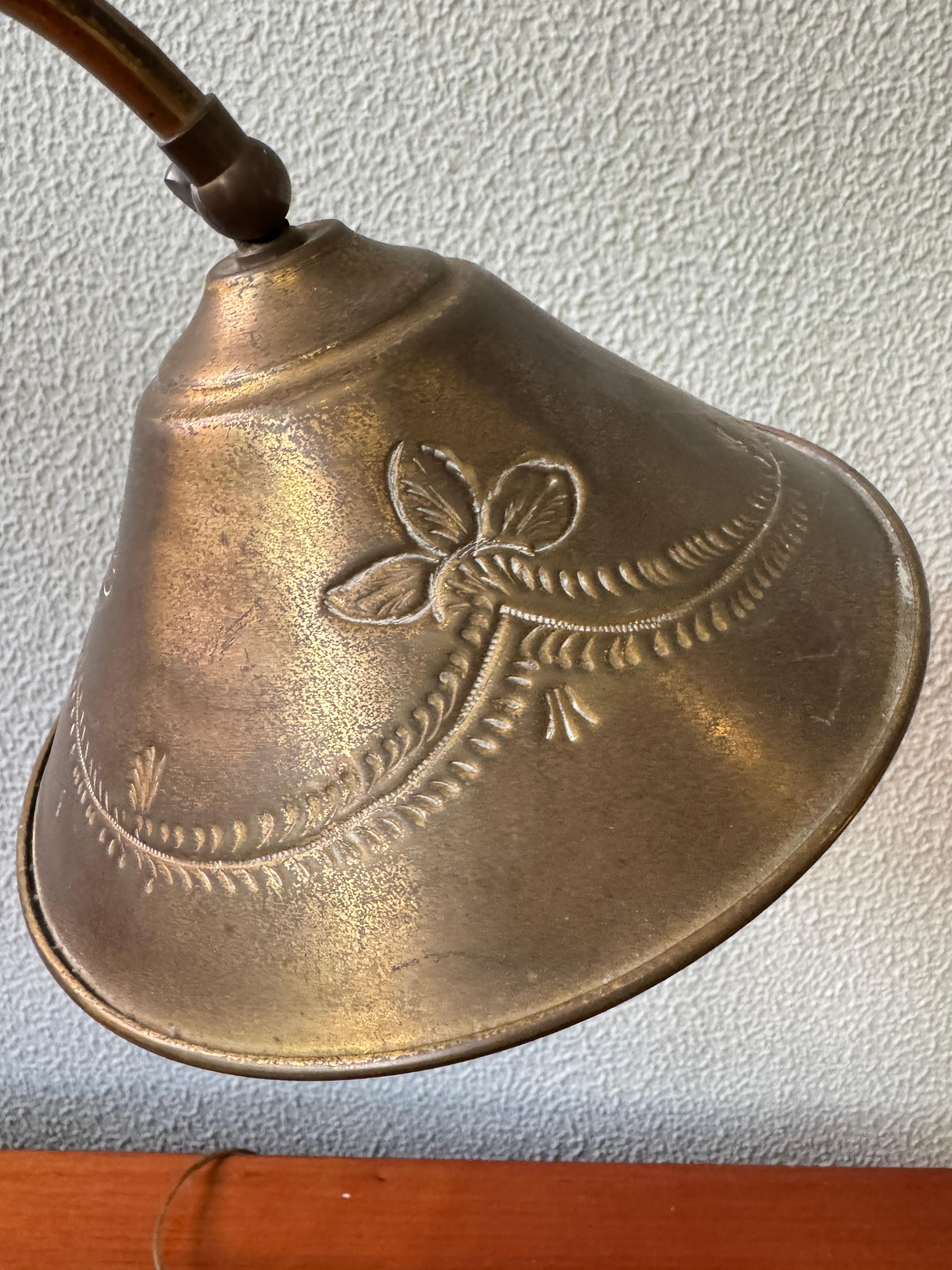 Pareja de lámparas de mesa de latón Art Nouveau portuguesas Pantallas grabadas Motivos florales c1900 en venta 8