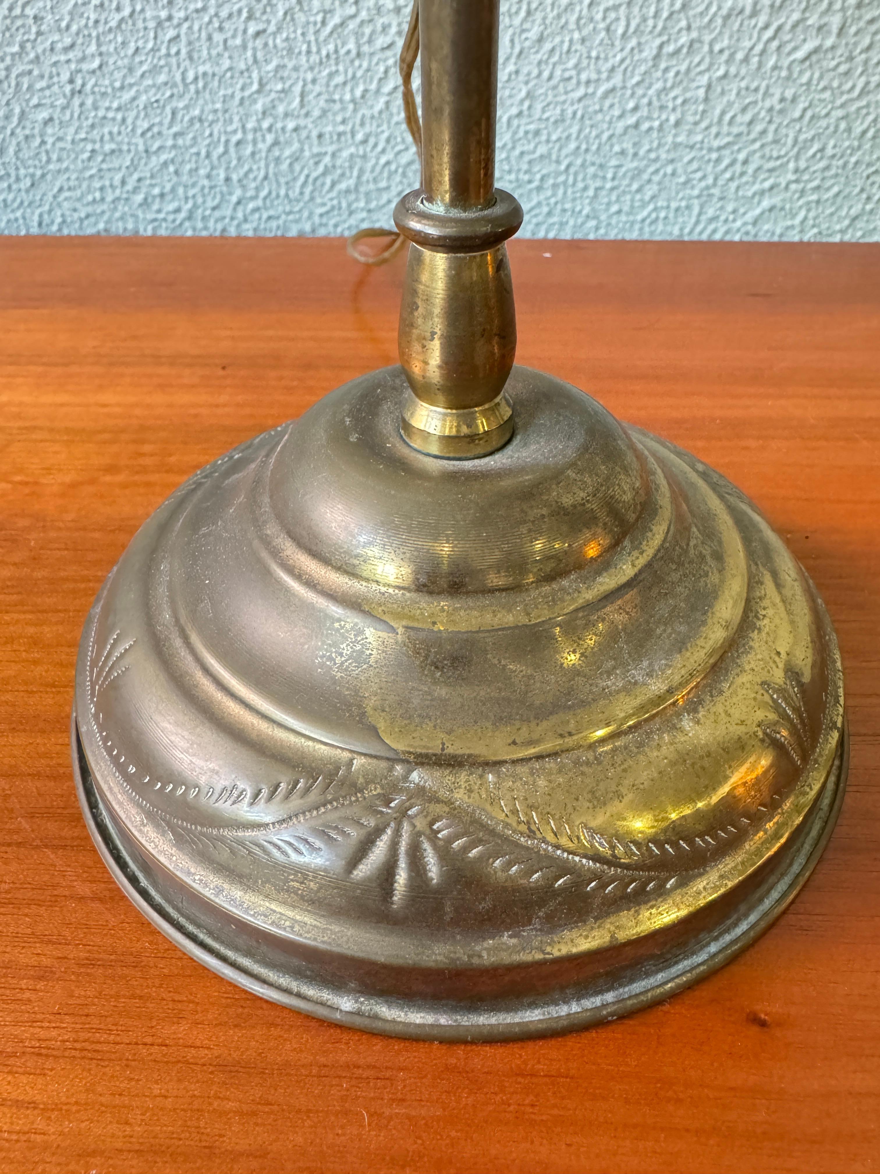 Pareja de lámparas de mesa de latón Art Nouveau portuguesas Pantallas grabadas Motivos florales c1900 en venta 9