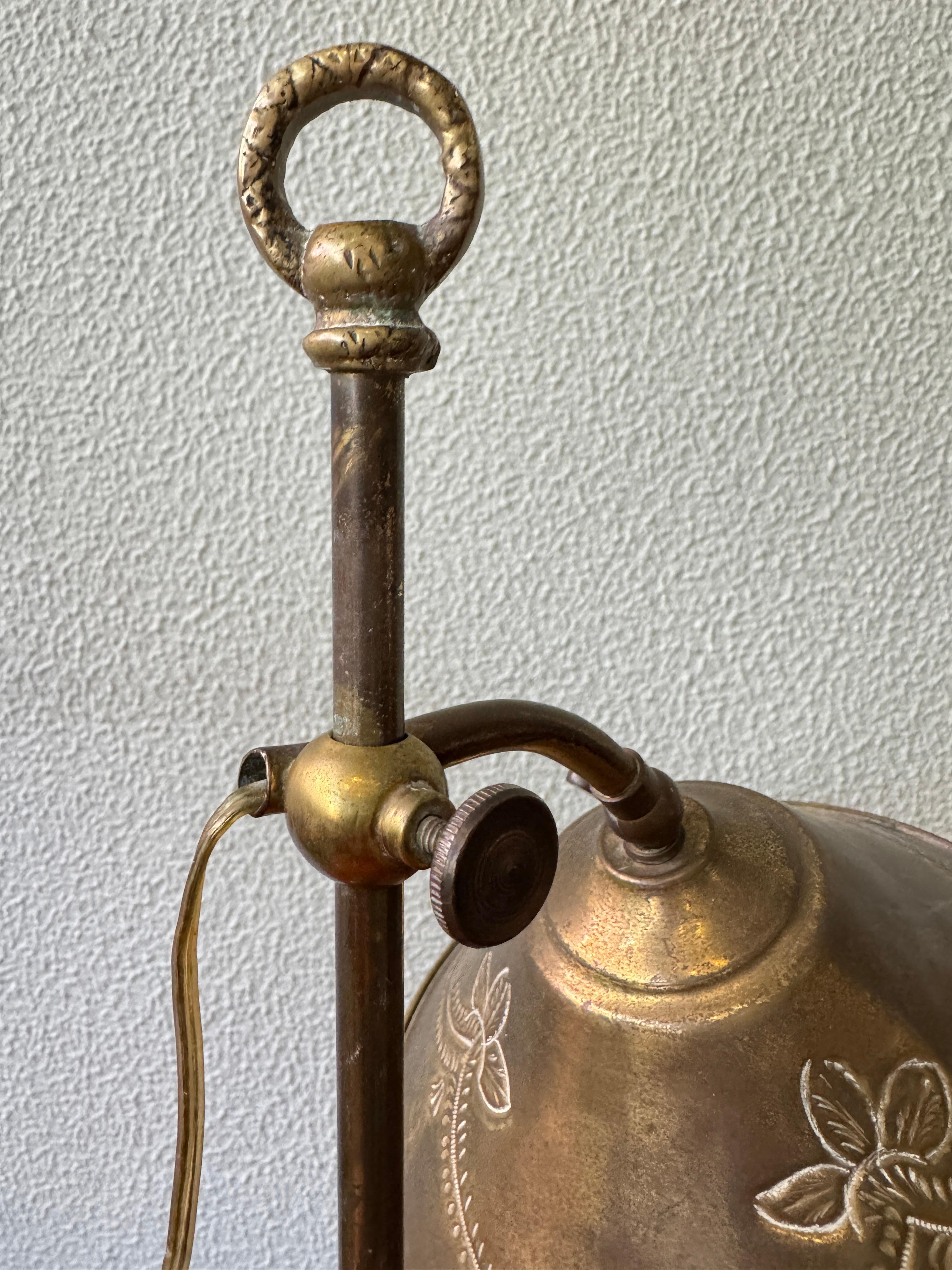 Pareja de lámparas de mesa de latón Art Nouveau portuguesas Pantallas grabadas Motivos florales c1900 en venta 10