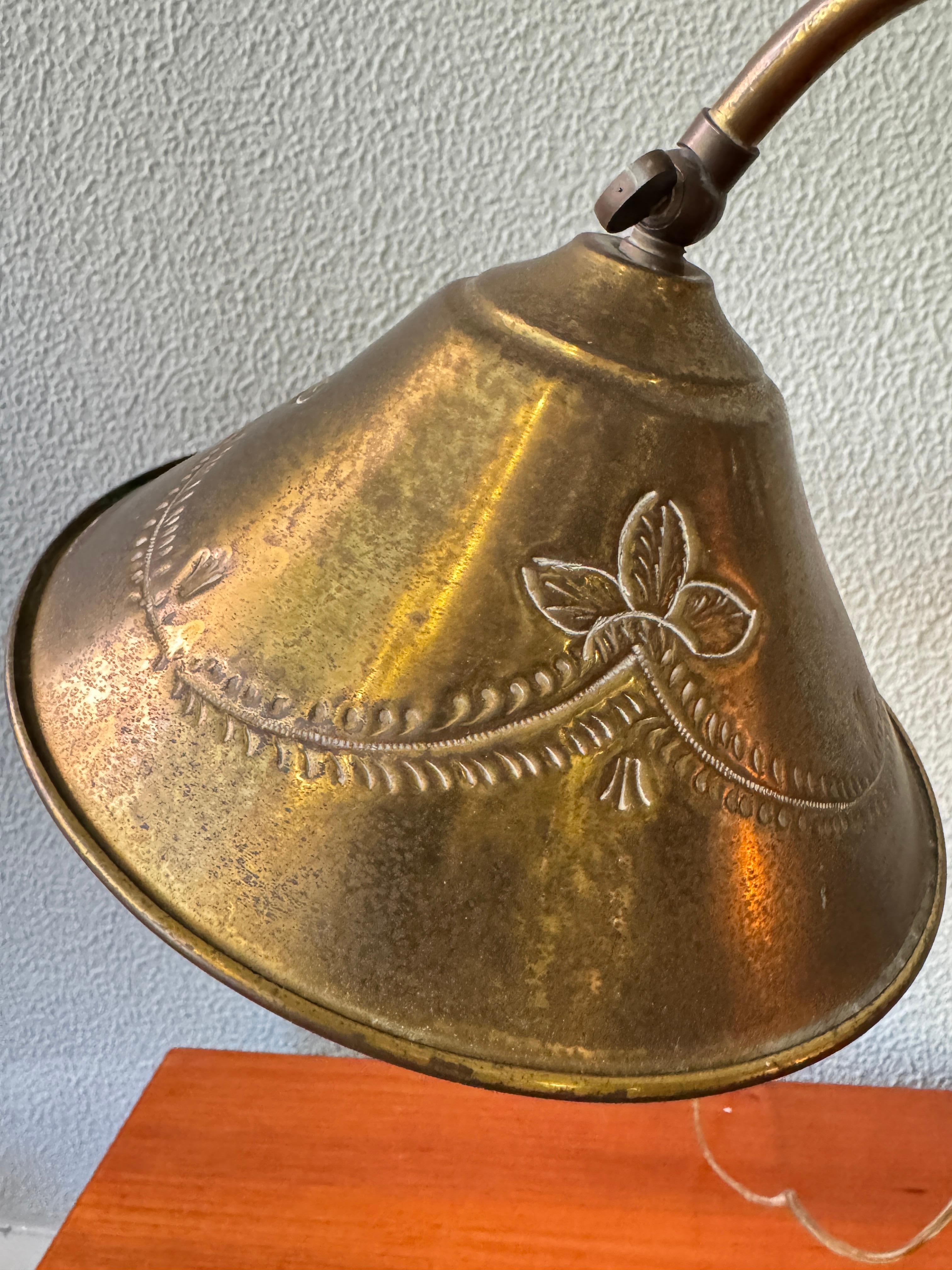 Pareja de lámparas de mesa de latón Art Nouveau portuguesas Pantallas grabadas Motivos florales c1900 en venta 11