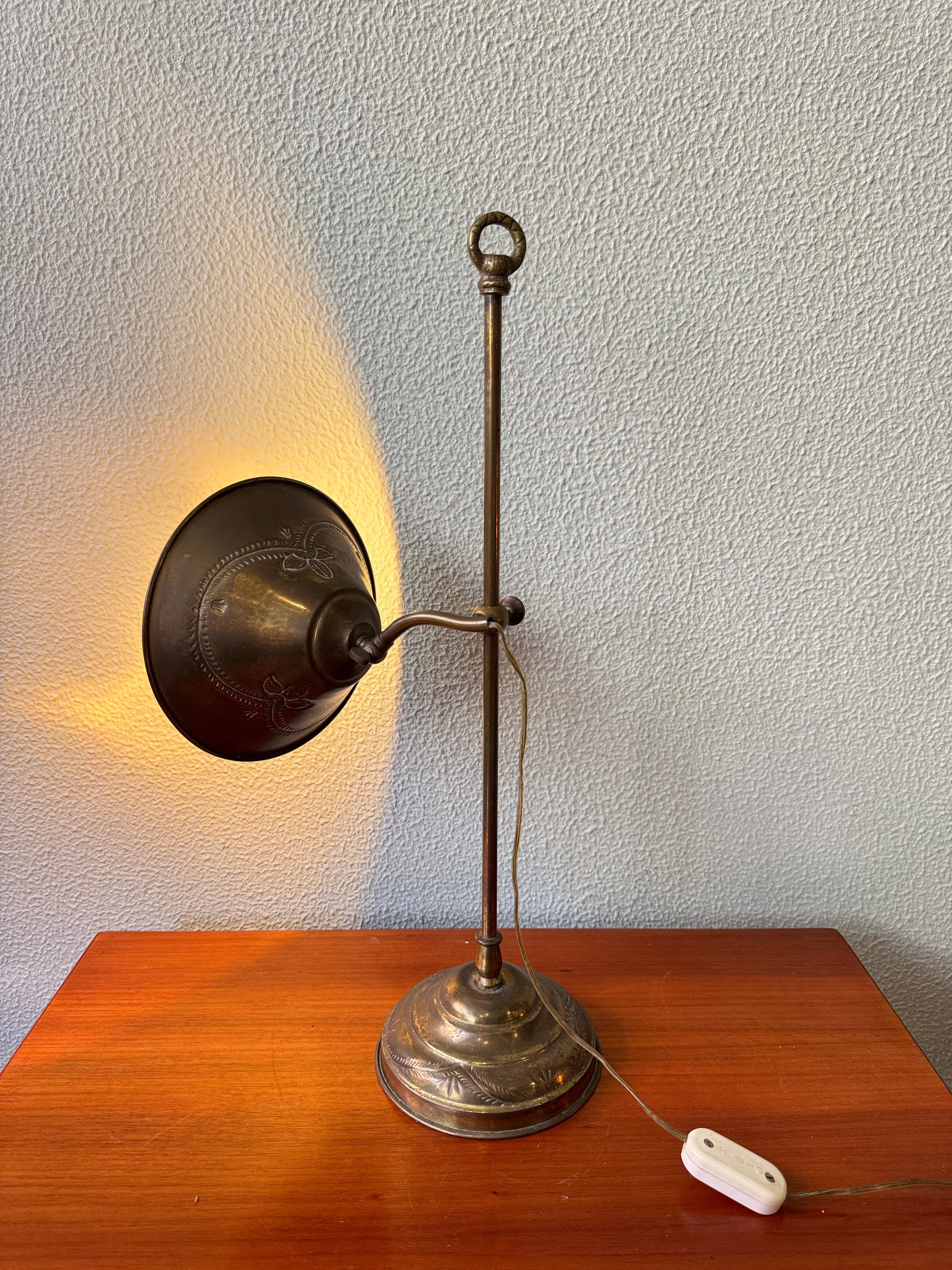 Pareja de lámparas de mesa de latón Art Nouveau portuguesas Pantallas grabadas Motivos florales c1900 en venta 12