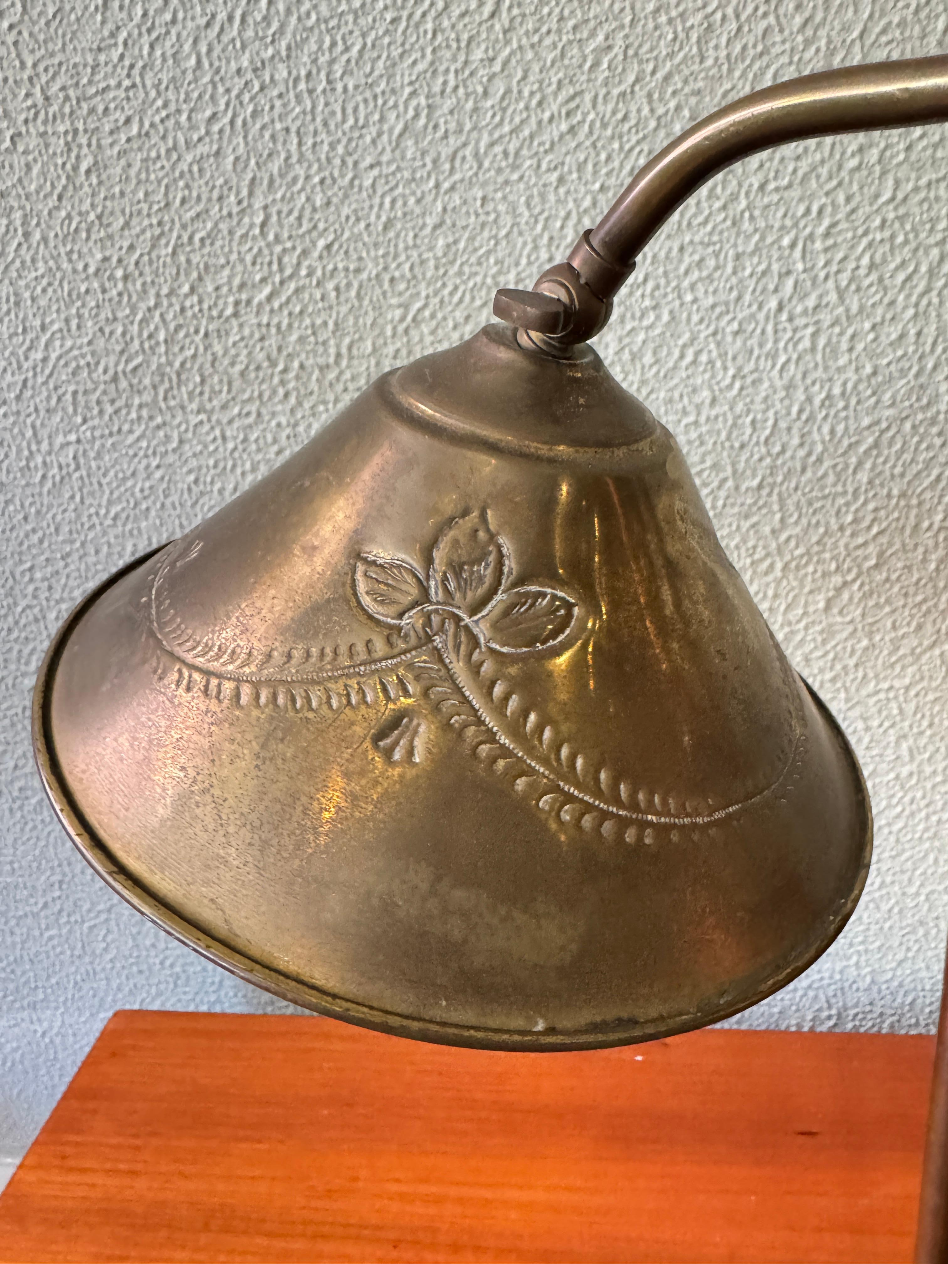 Pareja de lámparas de mesa de latón Art Nouveau portuguesas Pantallas grabadas Motivos florales c1900 en venta 13