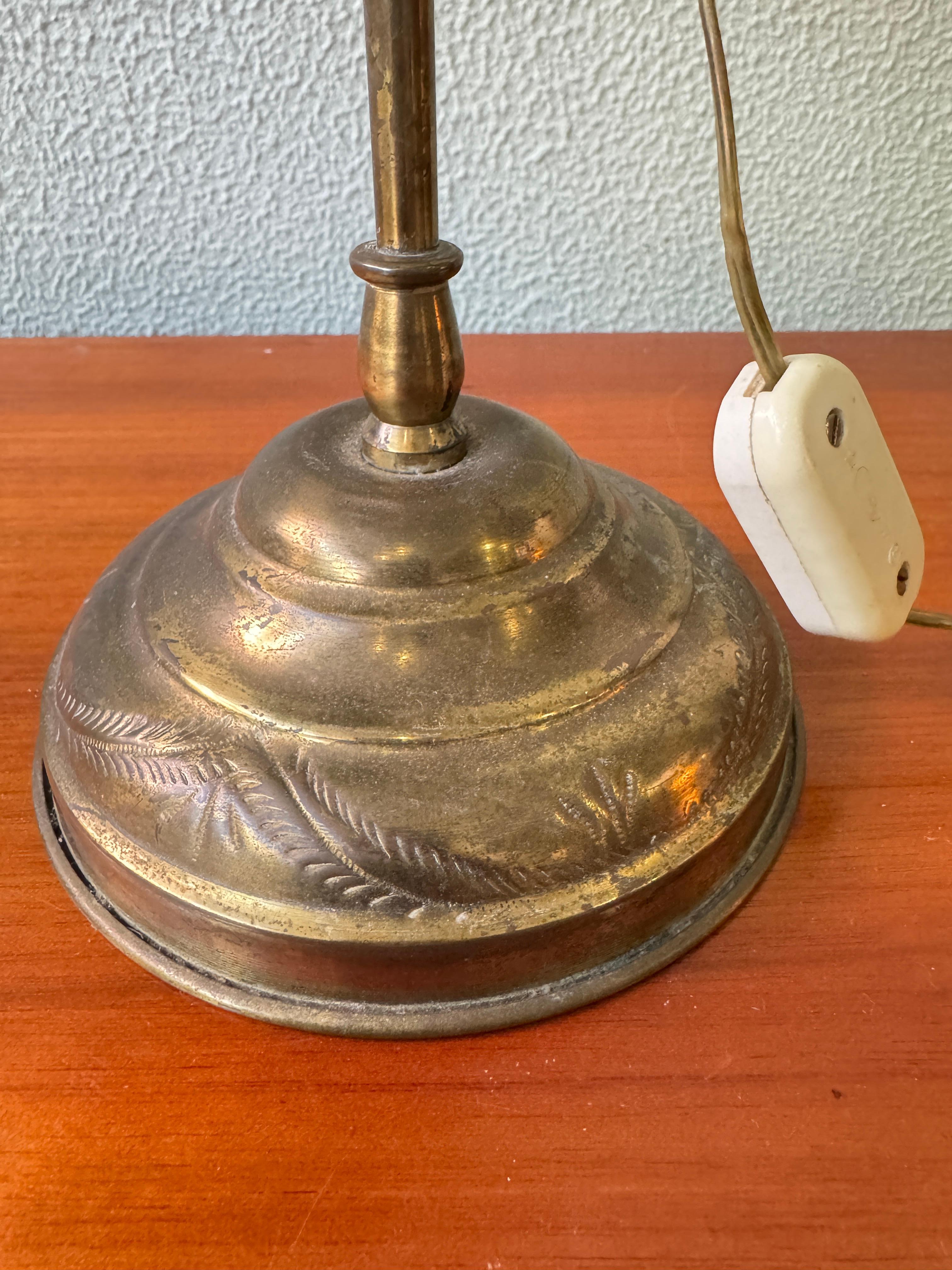 Pareja de lámparas de mesa de latón Art Nouveau portuguesas Pantallas grabadas Motivos florales c1900 en venta 14