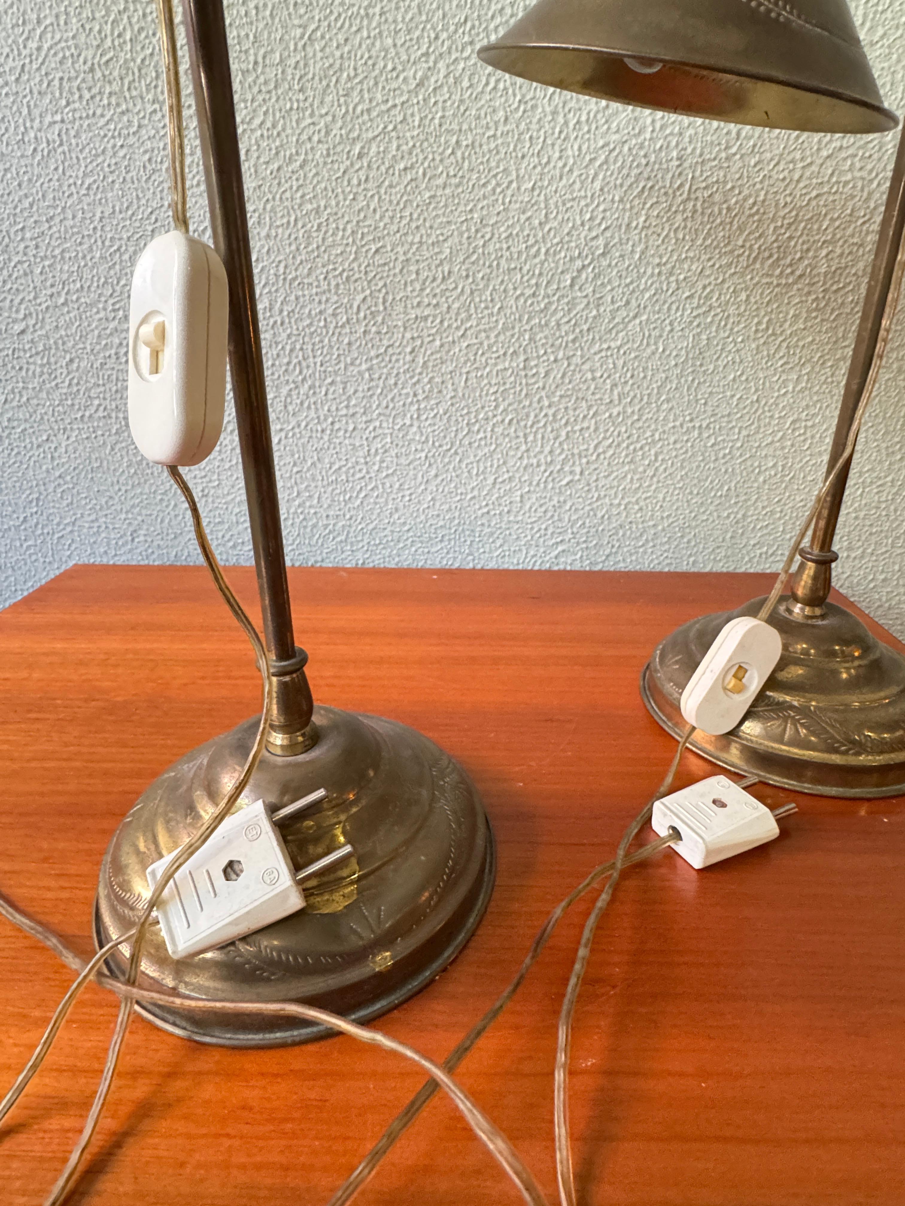 Pareja de lámparas de mesa de latón Art Nouveau portuguesas Pantallas grabadas Motivos florales c1900 en venta 15