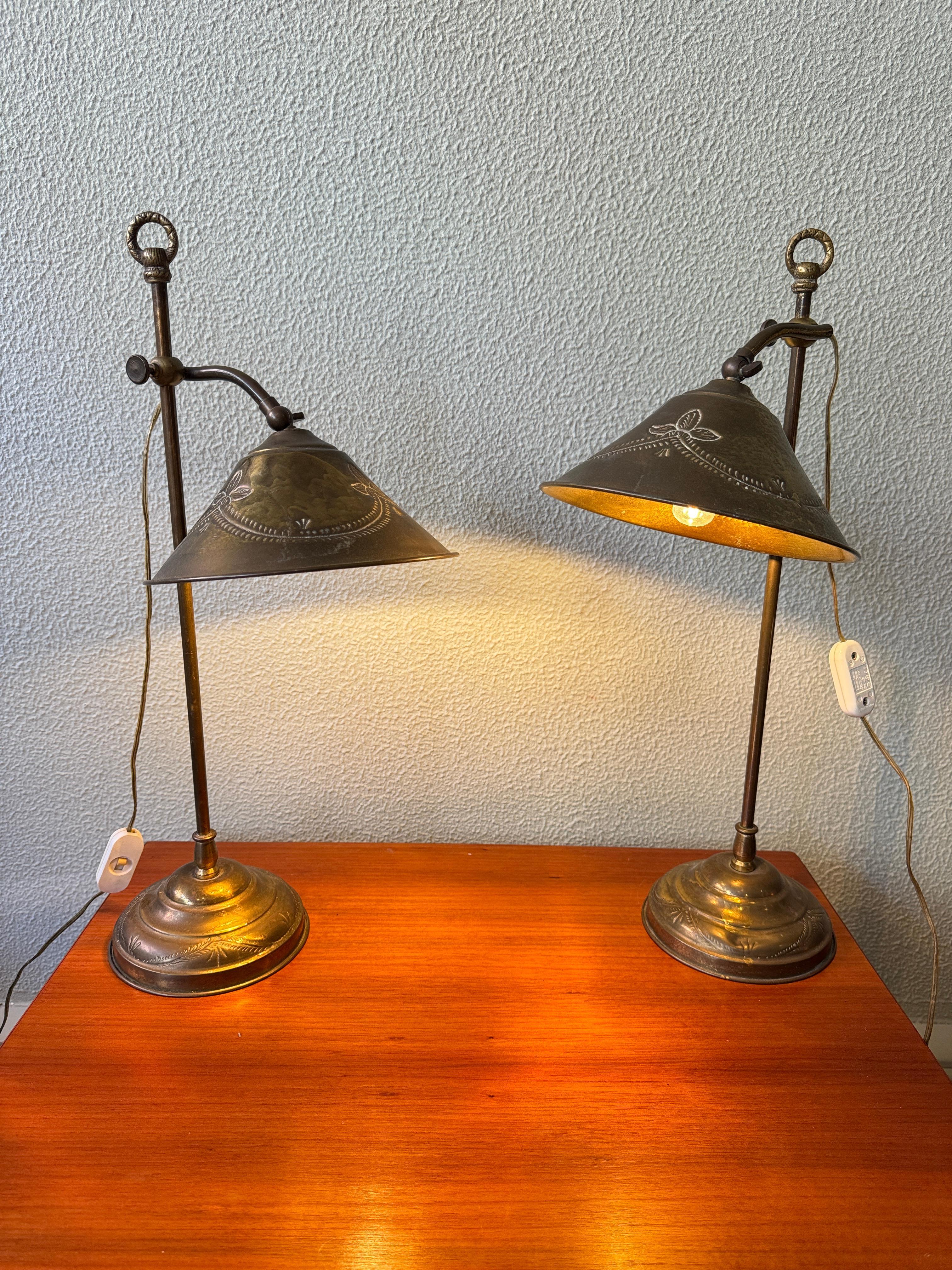 Pareja de lámparas de mesa de latón Art Nouveau portuguesas Pantallas grabadas Motivos florales c1900 en Bueno estado para la venta en Lisboa, PT