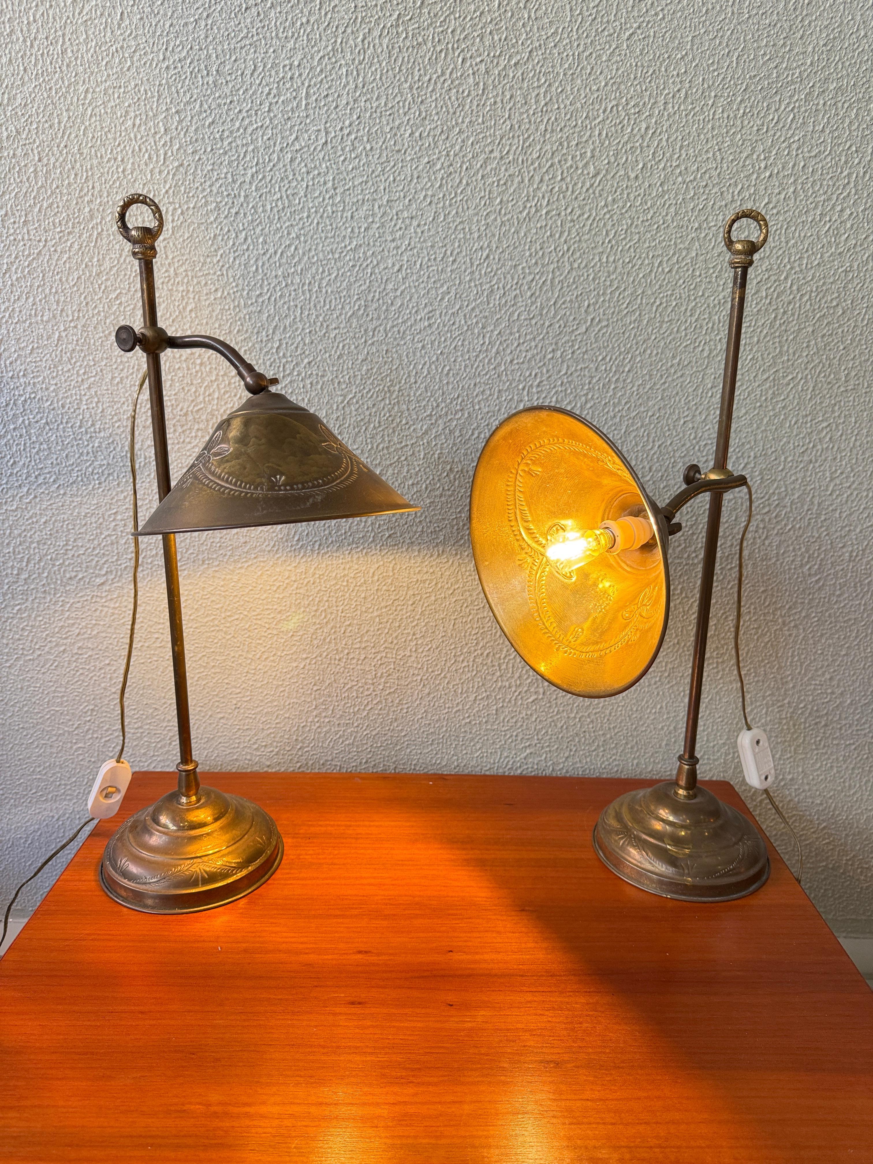 Pareja de lámparas de mesa de latón Art Nouveau portuguesas Pantallas grabadas Motivos florales c1900 principios del siglo XX en venta