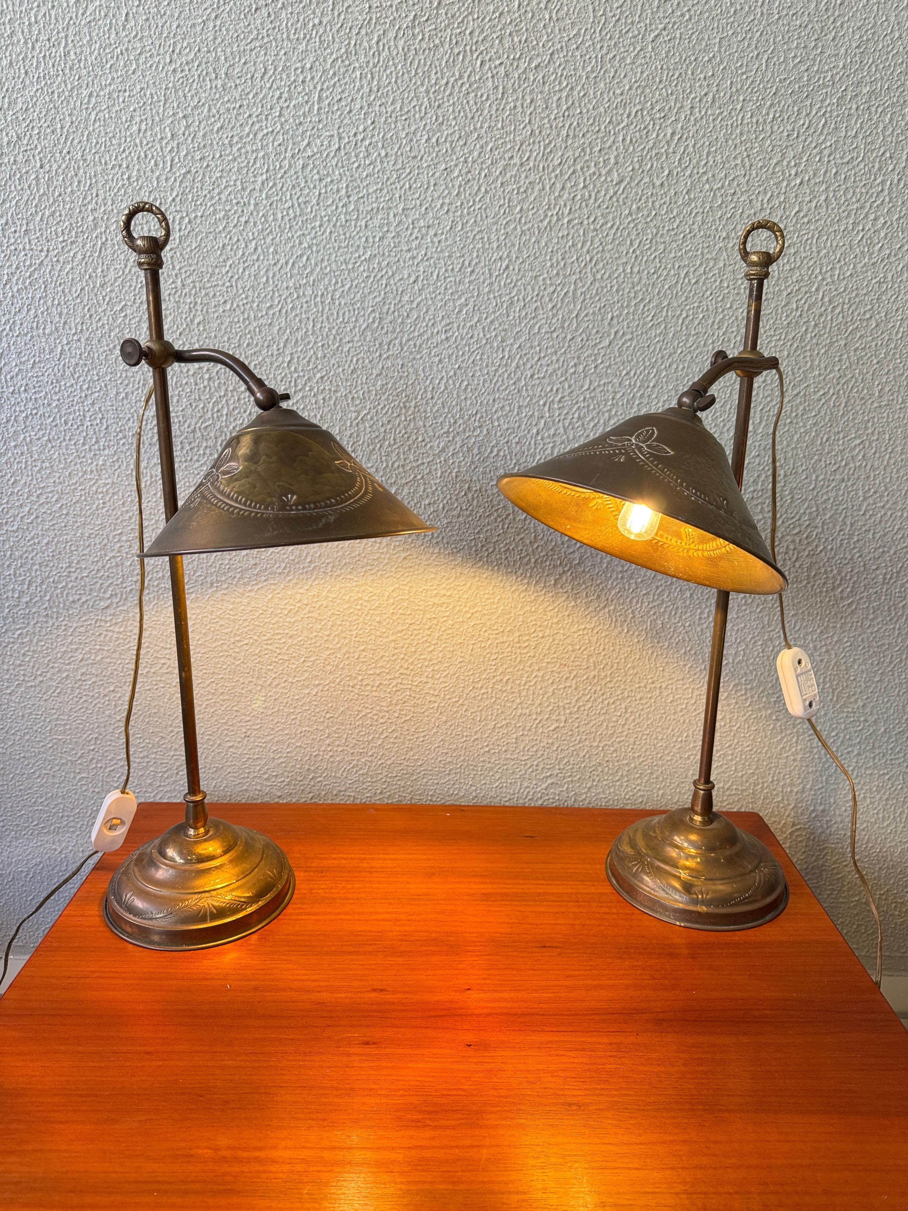 Pareja de lámparas de mesa de latón Art Nouveau portuguesas Pantallas grabadas Motivos florales c1900 Latón en venta