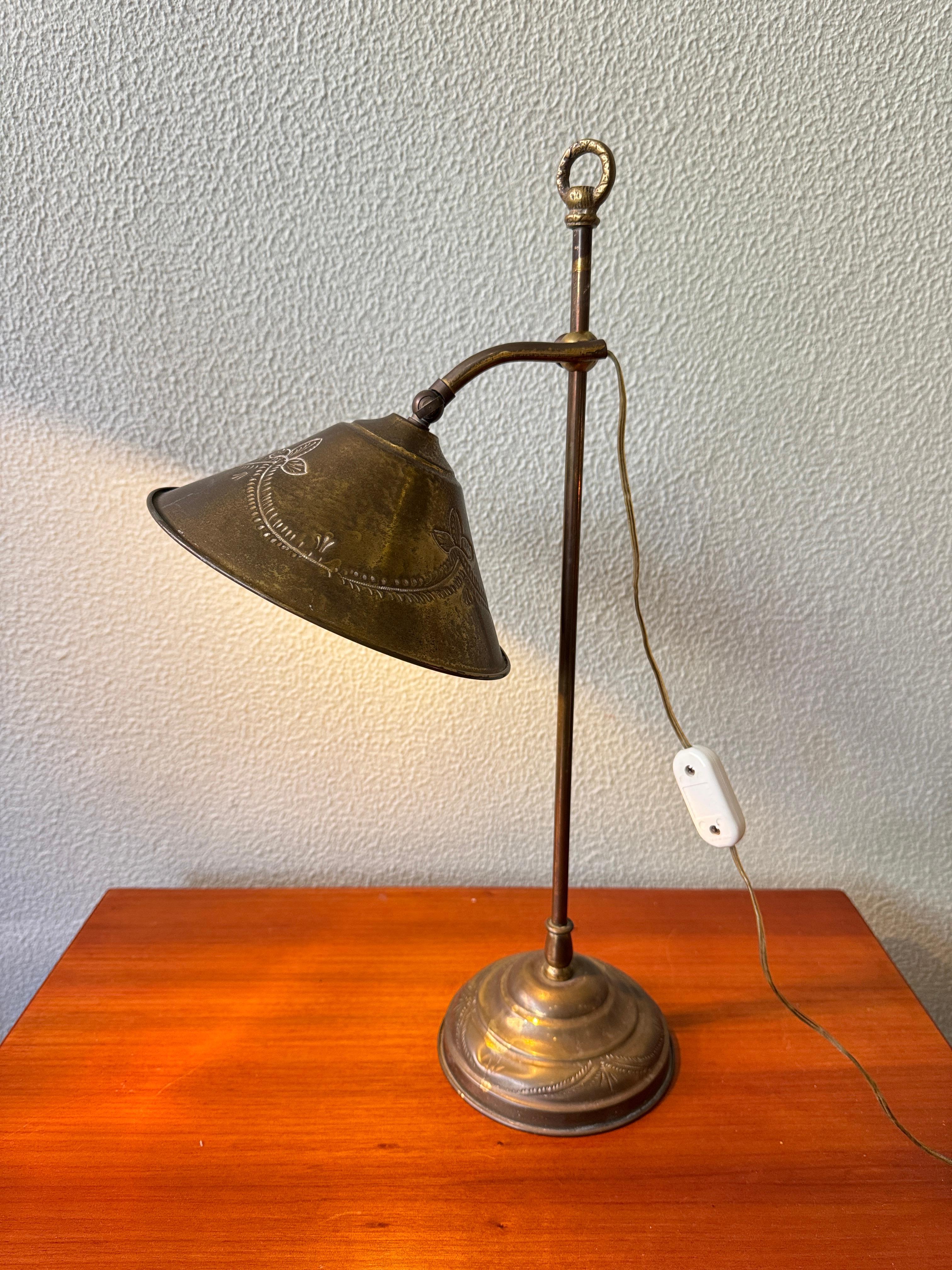 Pareja de lámparas de mesa de latón Art Nouveau portuguesas Pantallas grabadas Motivos florales c1900 en venta 1