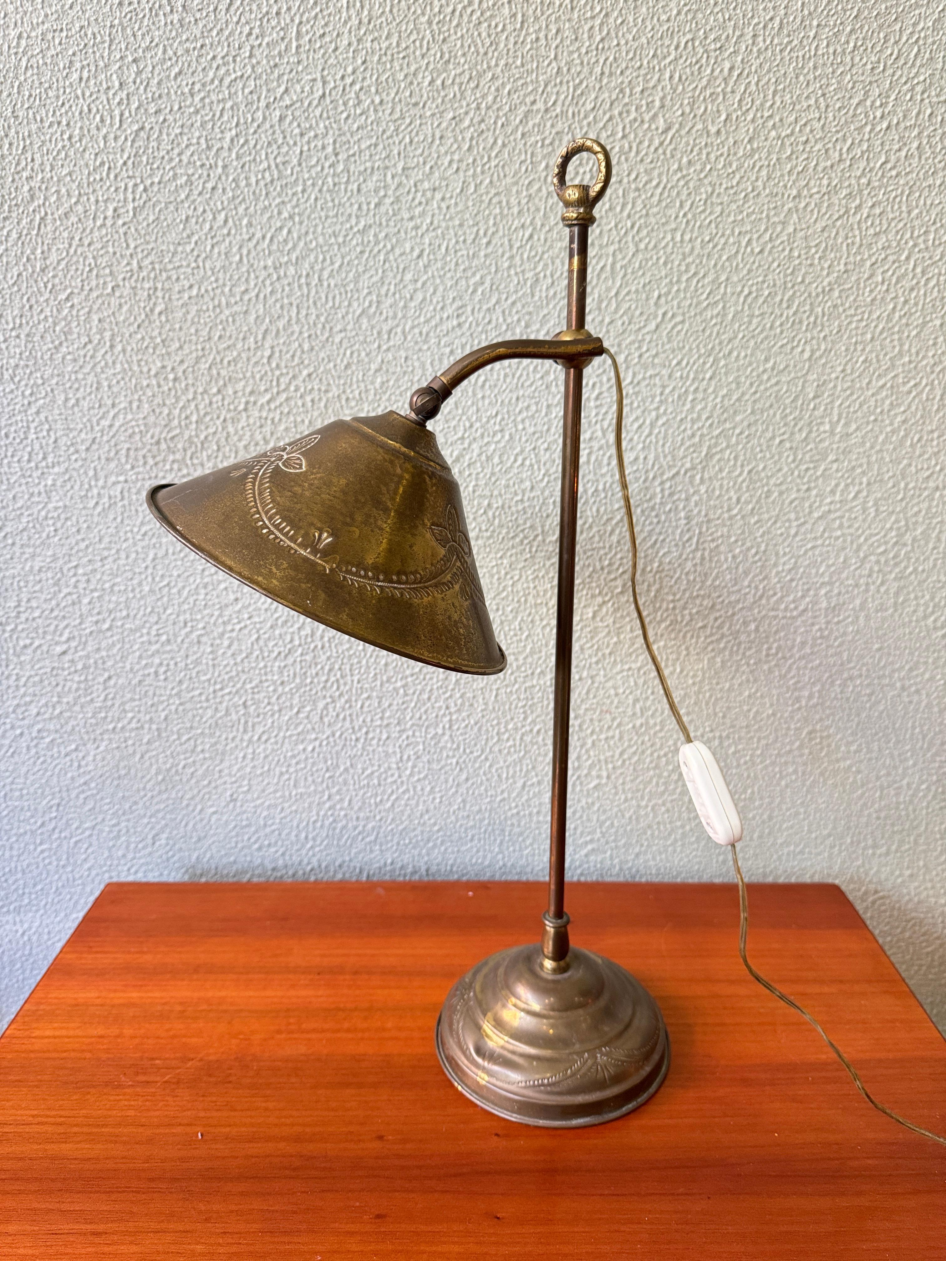 Pareja de lámparas de mesa de latón Art Nouveau portuguesas Pantallas grabadas Motivos florales c1900 en venta 2