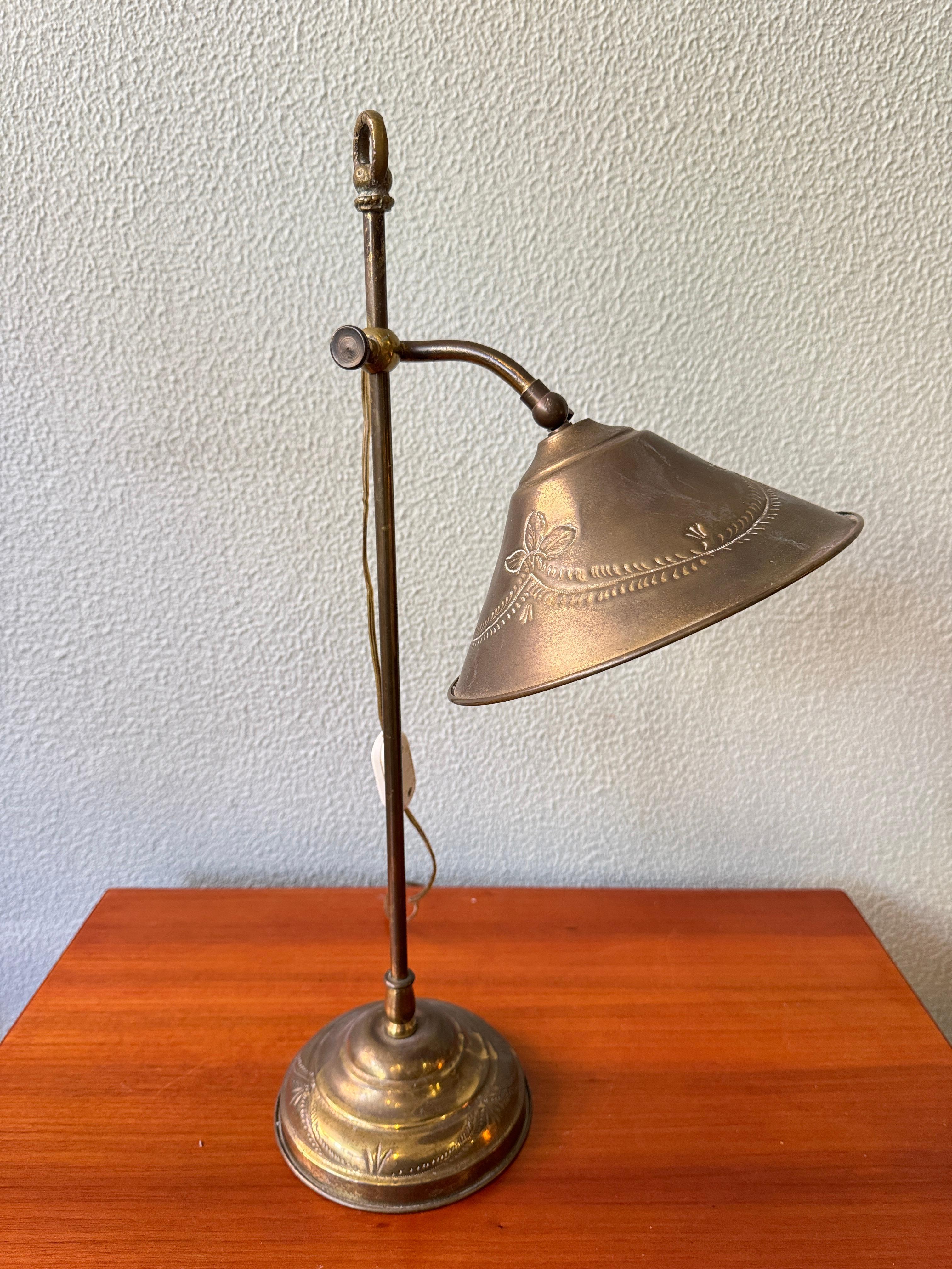 Pareja de lámparas de mesa de latón Art Nouveau portuguesas Pantallas grabadas Motivos florales c1900 en venta 3