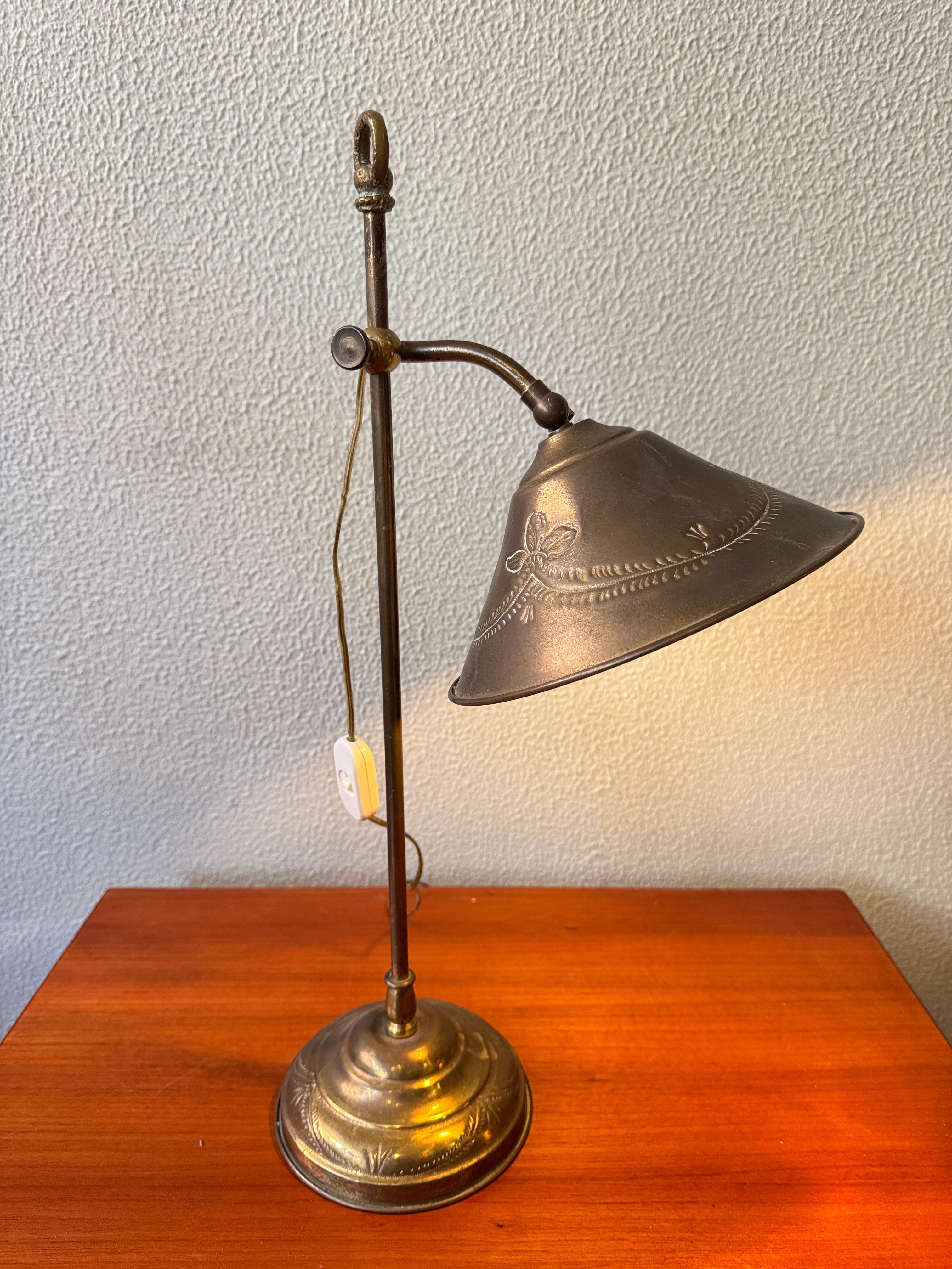 Pareja de lámparas de mesa de latón Art Nouveau portuguesas Pantallas grabadas Motivos florales c1900 en venta 4