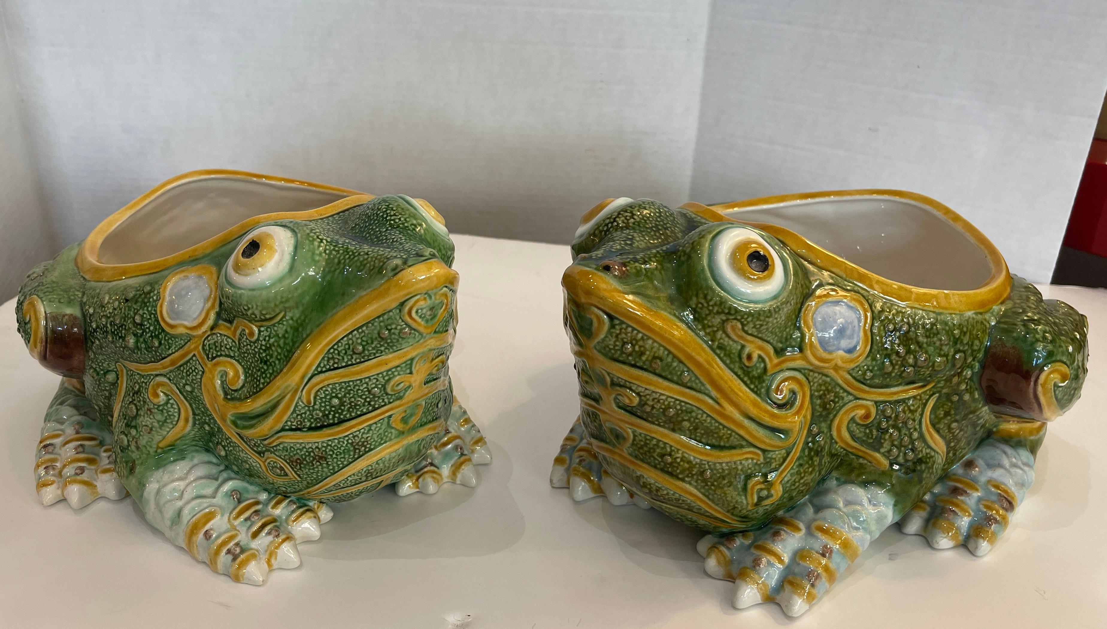 Voici un bel exemple de faïence majolique portugaise de la manufacture de Caldas da Rainha, Raphael Bordallo Pinheiro, 1846-1905.
Cette paire de jardinières grenouille Palissy en majolique portugaise s'appelait en fait crachoir et avait un