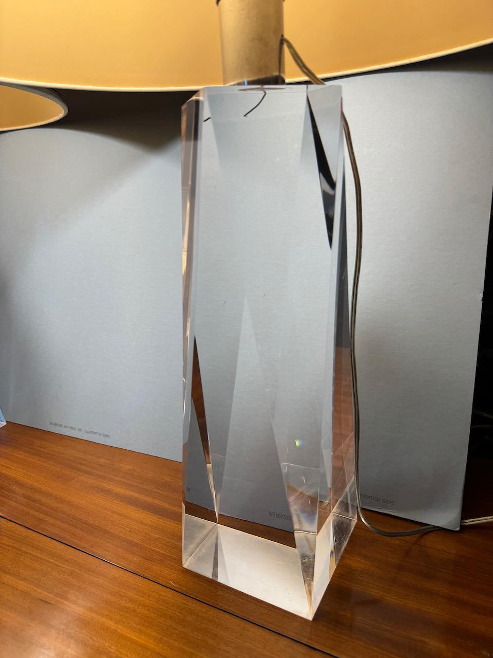 Paire de lampes post-modernes en acrylique à facettes en vente 3
