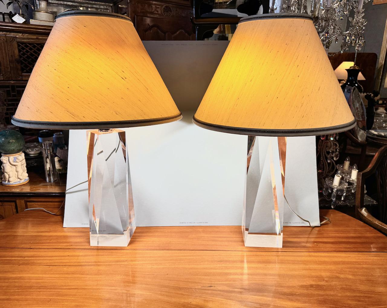 Paire de lampes post-modernes en acrylique à facettes en vente 4