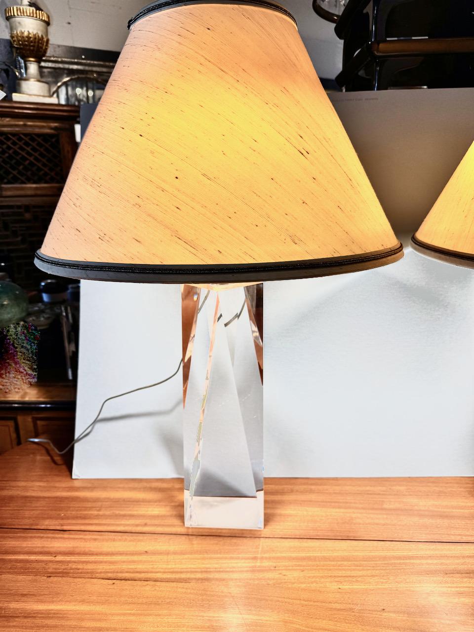 Il s'agit d'une superbe paire de lampes en acrylique à facettes de la fin du 20e siècle. Il est très rare de trouver des lampes vintage à ce niveau de design et de fabrication. Trouver des pièces en acrylique facetté de cet âge et de cette qualité