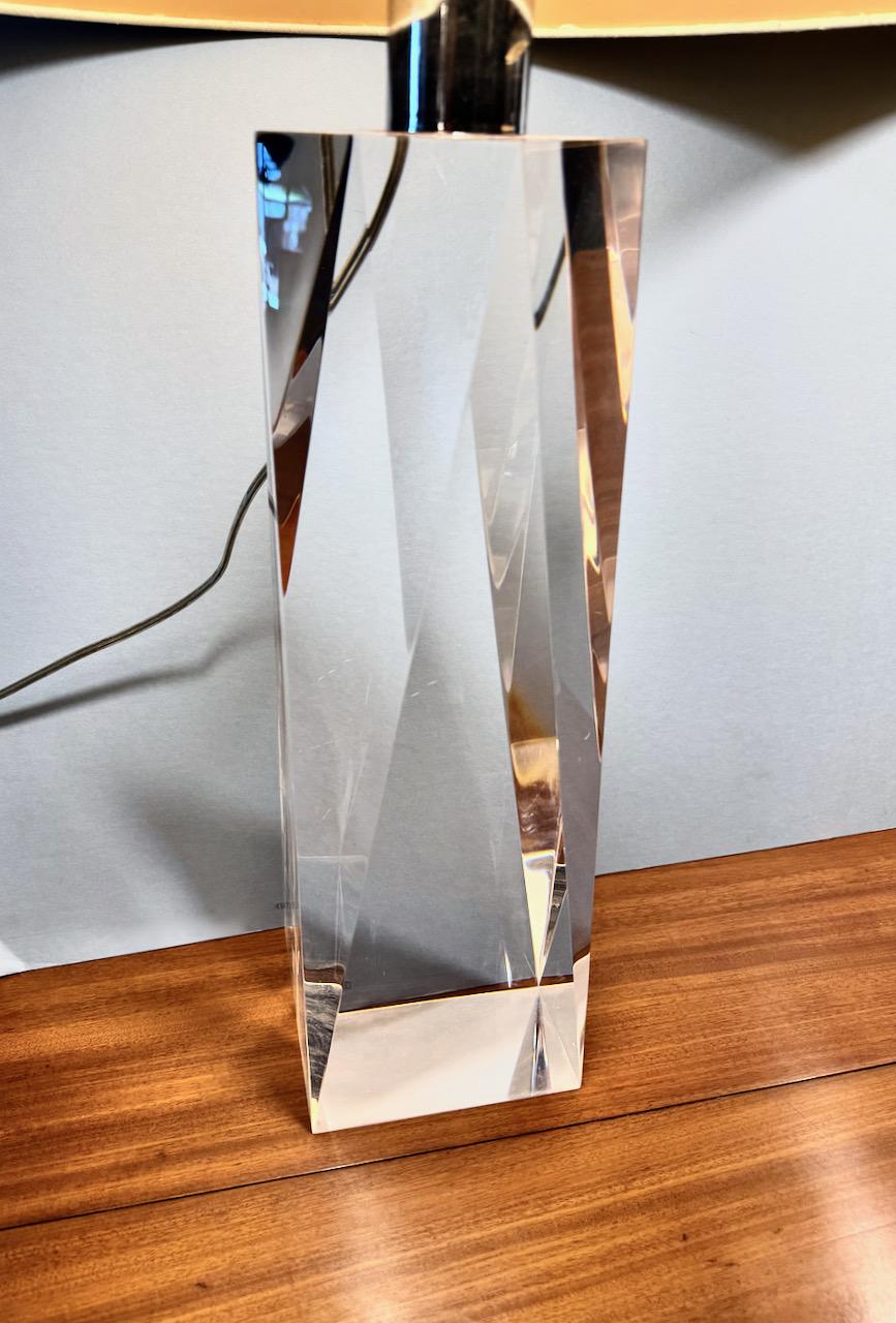 Paire de lampes post-modernes en acrylique à facettes Bon état - En vente à Pasadena, CA