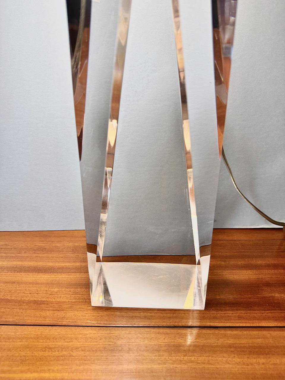 20ième siècle Paire de lampes post-modernes en acrylique à facettes en vente