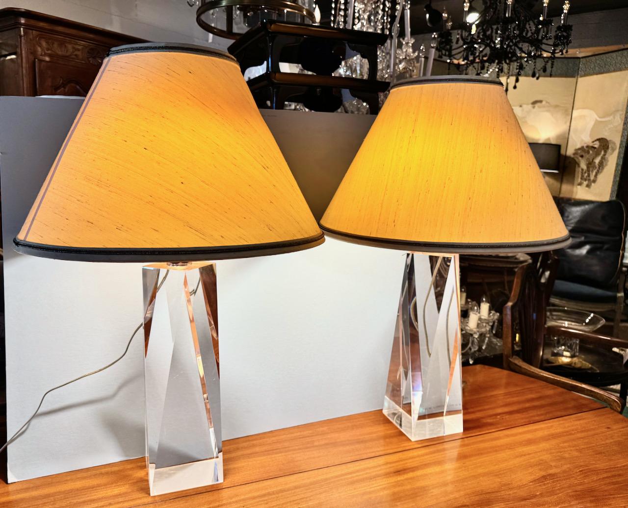 Paire de lampes post-modernes en acrylique à facettes en vente 2