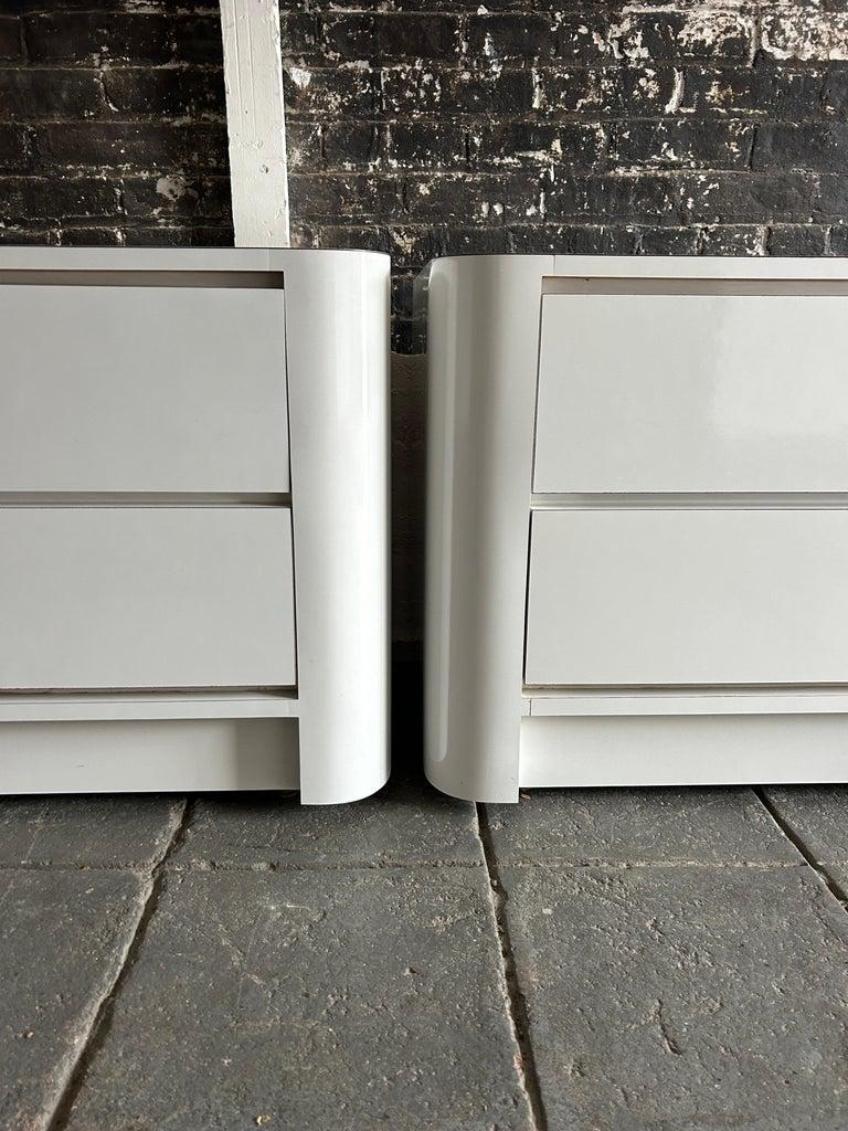 Paire de tables de nuit incurvées à 2 tiroirs en stratifié blanc brillant The Moderns en vente 2
