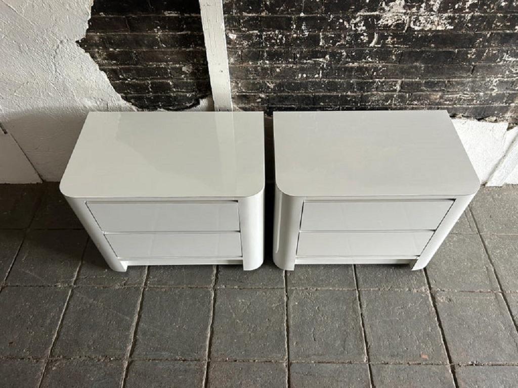 Paire de tables de chevet 2 tiroirs en stratifié blanc brillant, fabriquées sur mesure au milieu du siècle dernier. Magnifique état à l'intérieur et à l'extérieur. Circa 1970 - Tables de nuit à 3 tiroirs tous les tiroirs ont des glissières en métal