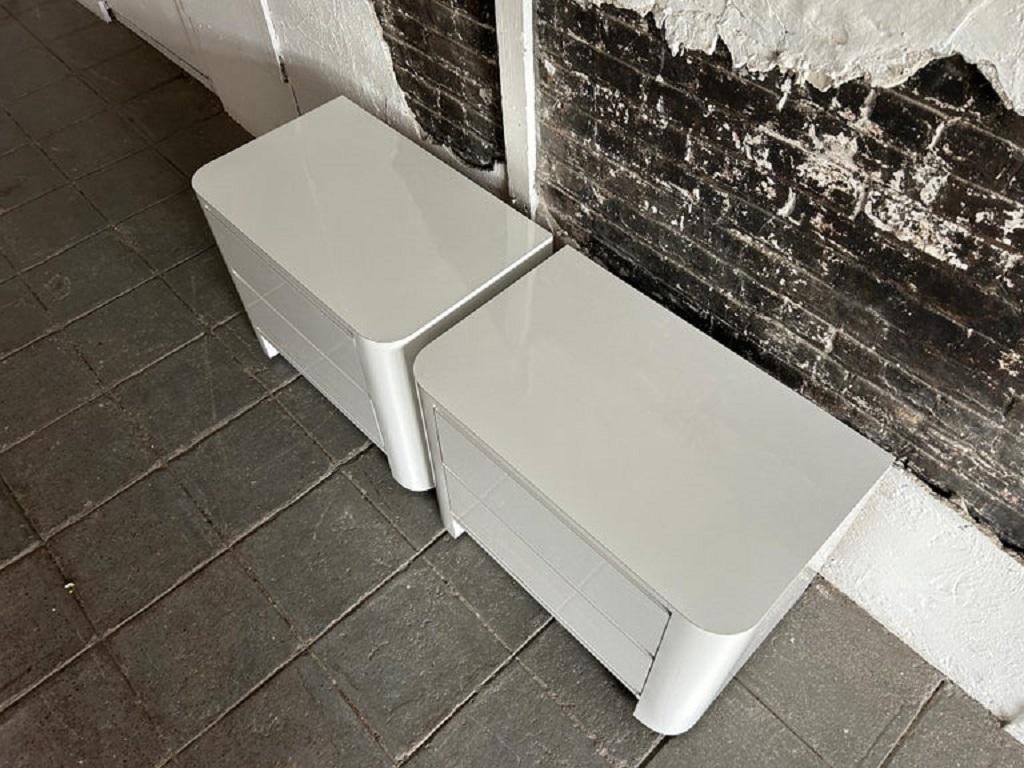 Postmoderne Paire de tables de nuit incurvées à 2 tiroirs en stratifié blanc brillant The Moderns en vente