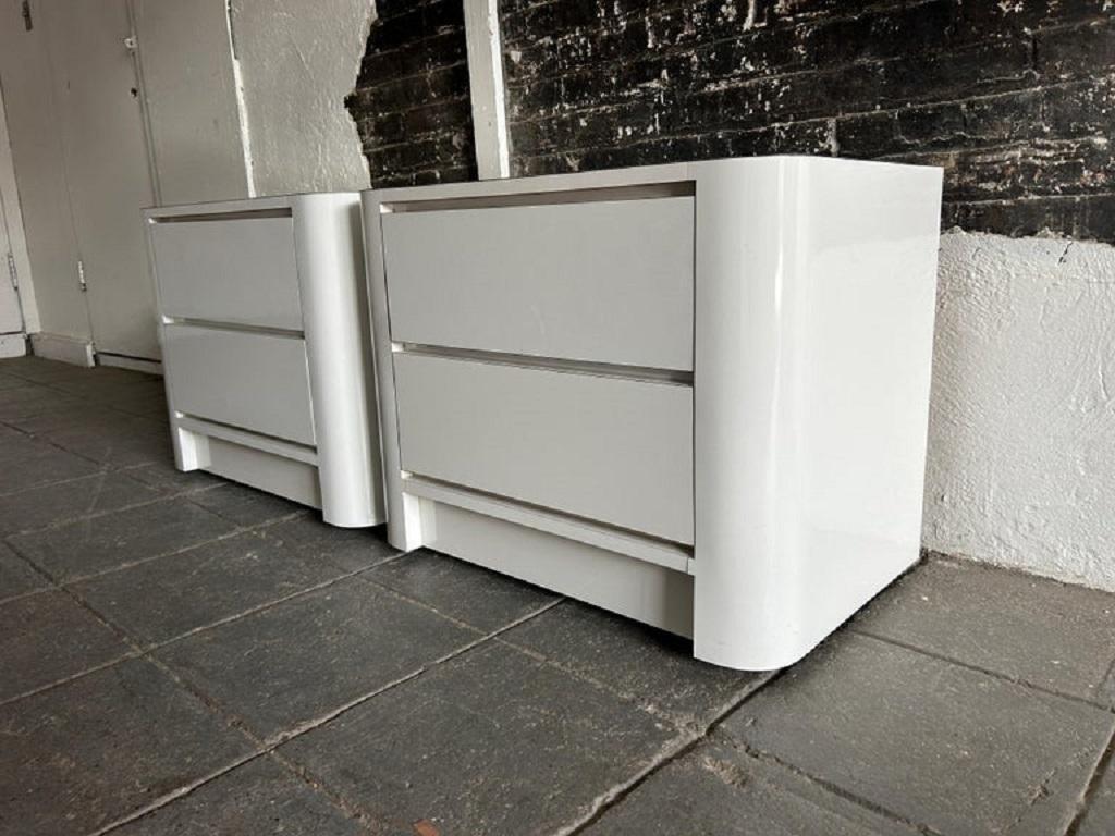Américain Paire de tables de nuit incurvées à 2 tiroirs en stratifié blanc brillant The Moderns en vente