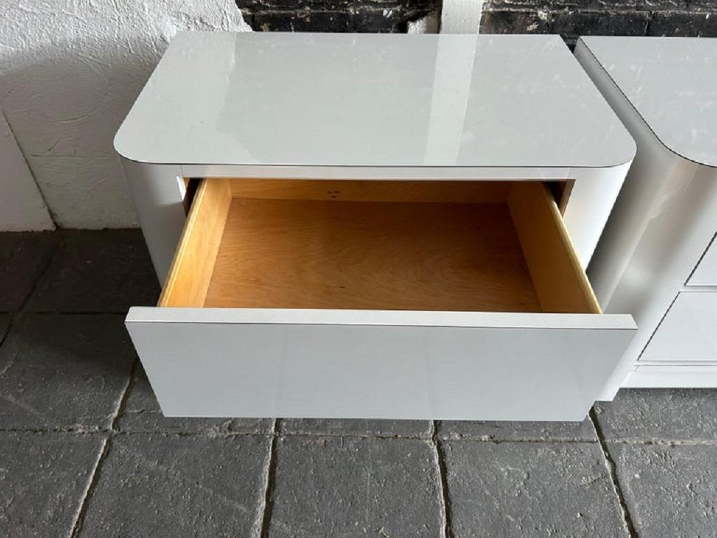 Travail du bois Paire de tables de nuit incurvées à 2 tiroirs en stratifié blanc brillant The Moderns en vente