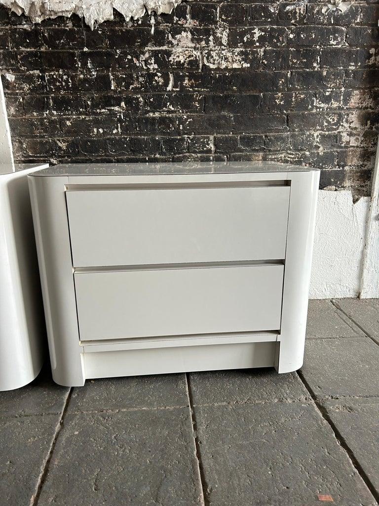 Fin du 20e siècle Paire de tables de nuit incurvées à 2 tiroirs en stratifié blanc brillant The Moderns en vente