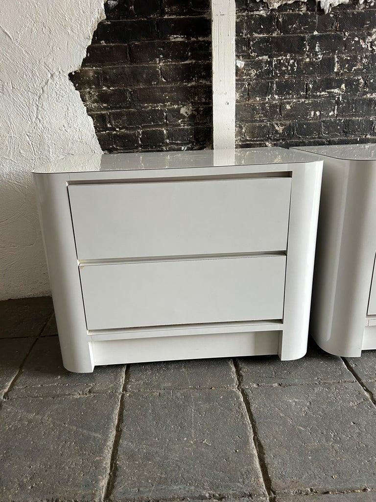 Chrome Paire de tables de nuit incurvées à 2 tiroirs en stratifié blanc brillant The Moderns en vente