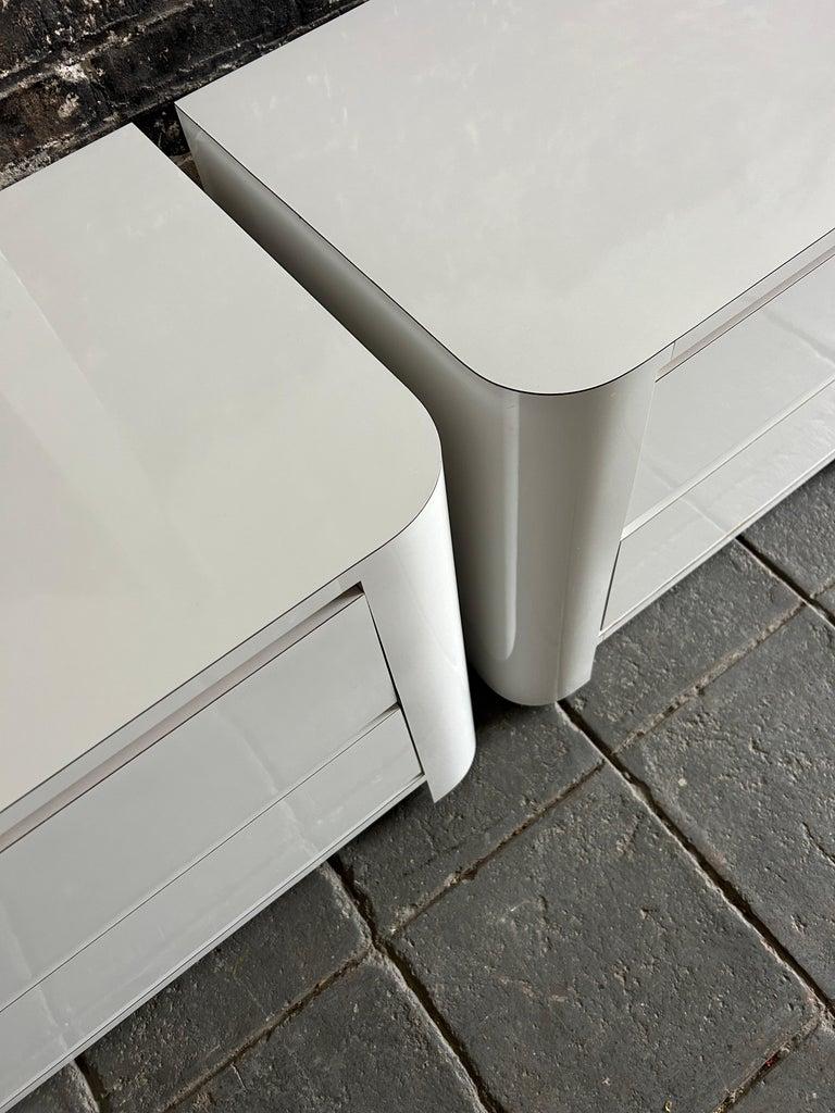 Paire de tables de nuit incurvées à 2 tiroirs en stratifié blanc brillant The Moderns en vente 1