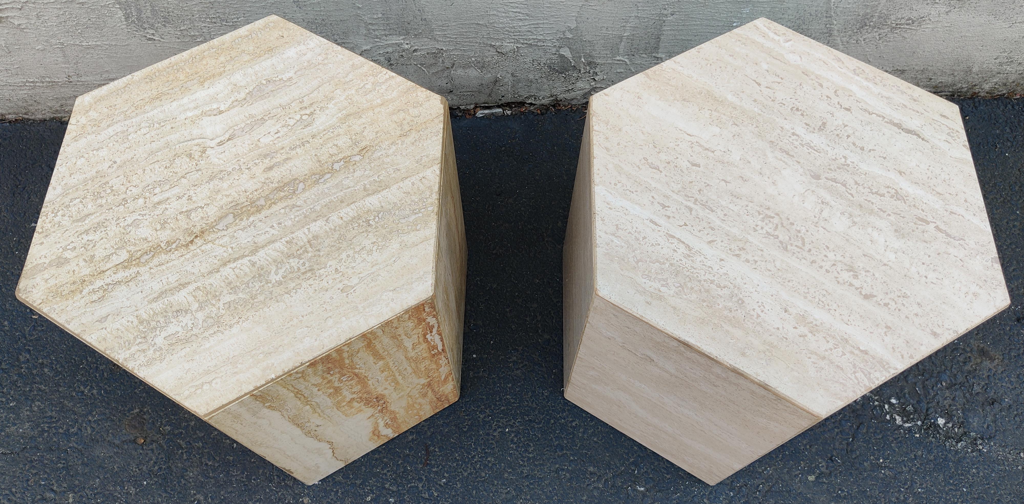 Pareja de mesas auxiliares italianas postmodernas hexagonales de mármol travertino, años 70 en Bueno estado para la venta en Philadelphia, PA