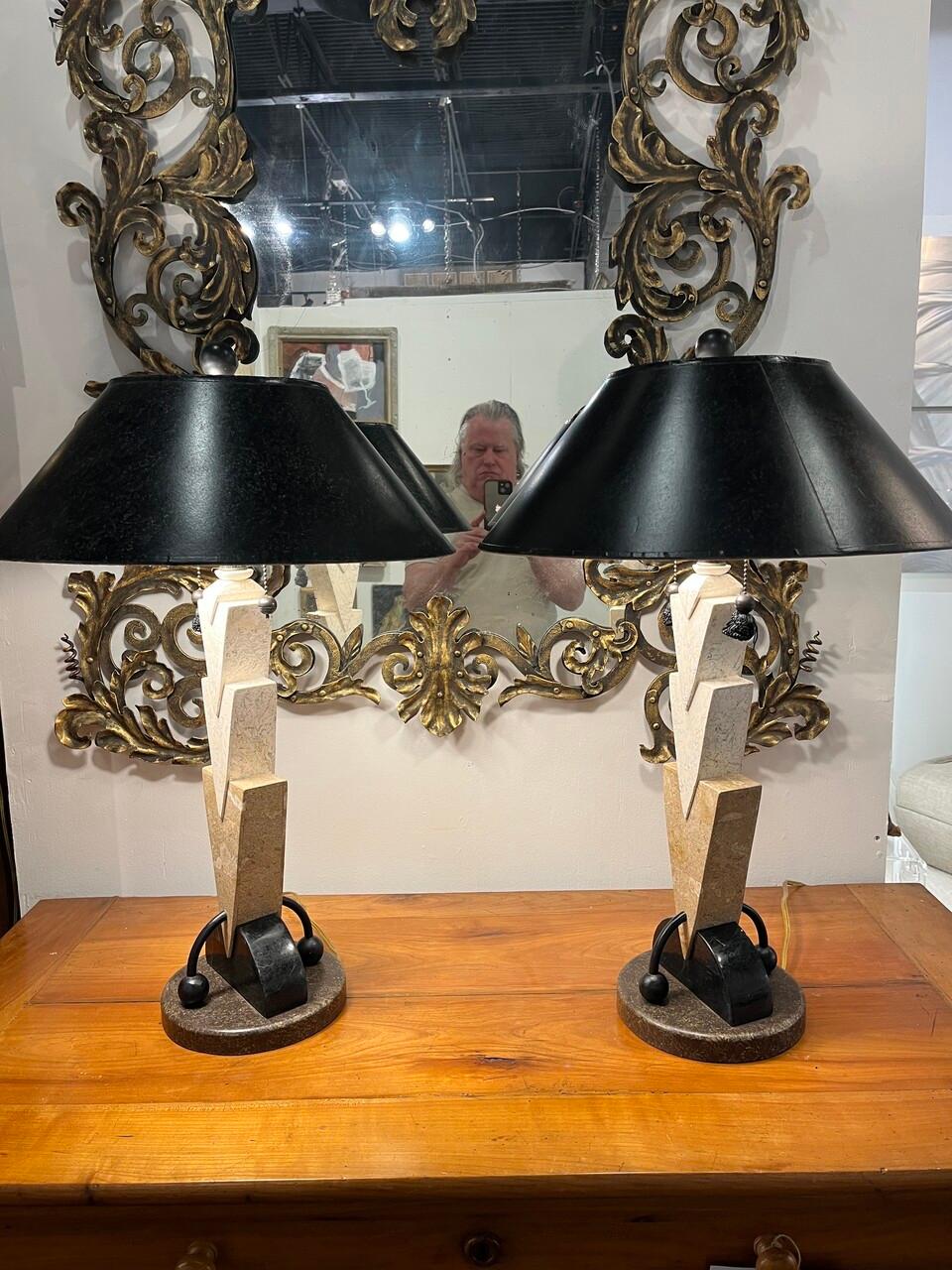 Paire de lampes de table post-modernes de style Memphis en pierre tessellée, peut-être Maitland Smith

Les abat-jour ont un diamètre de 18